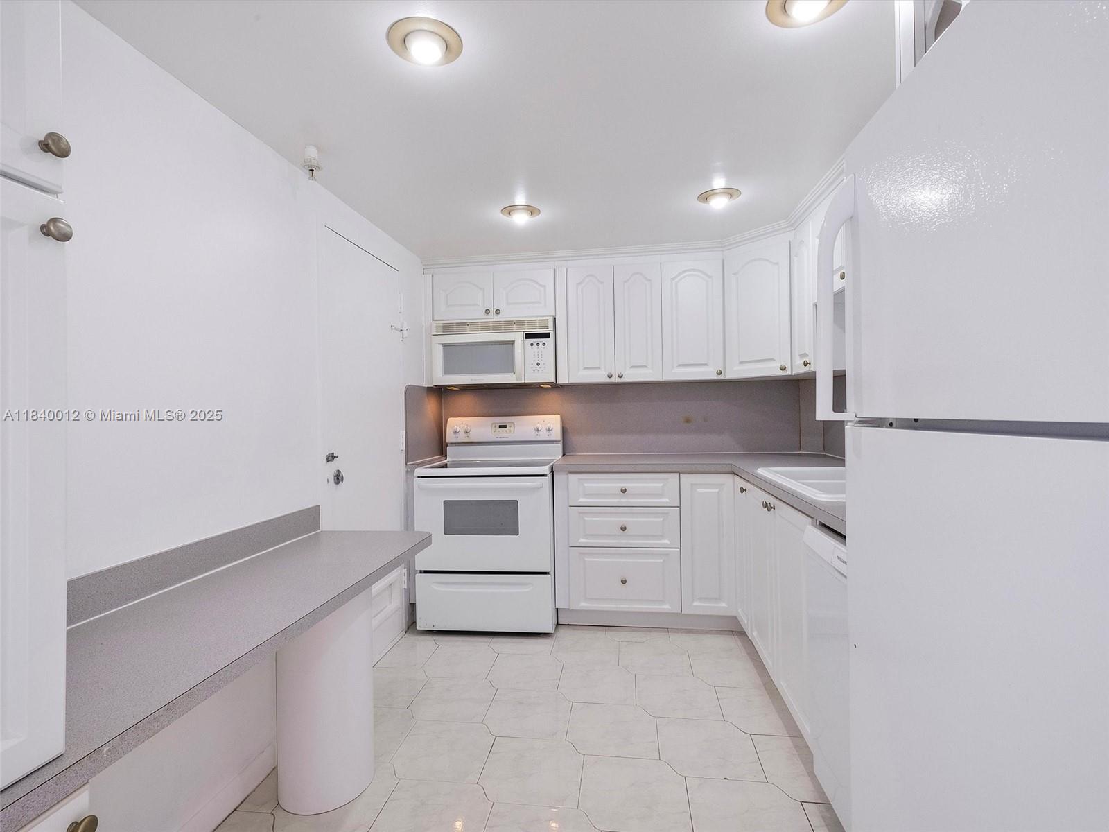 400 Kings Point Dr #523, Sunny Isles Beach, Florida image 6