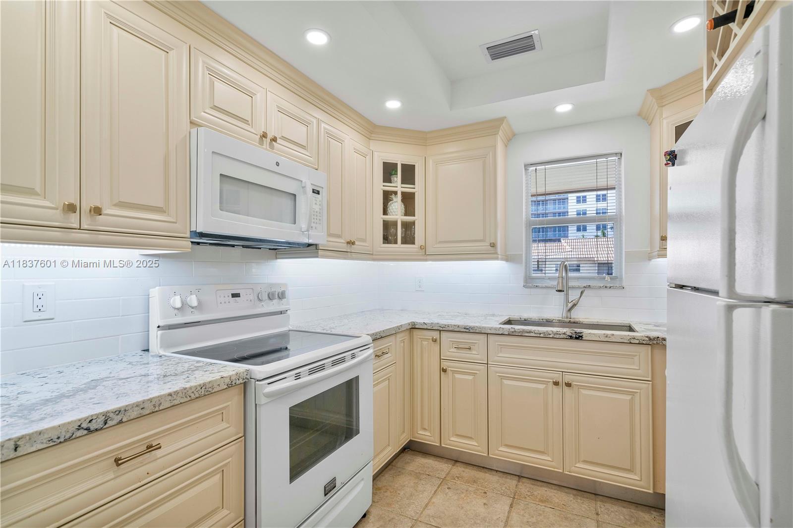 2600 Diana Dr #311, Hallandale Beach, Florida image 11