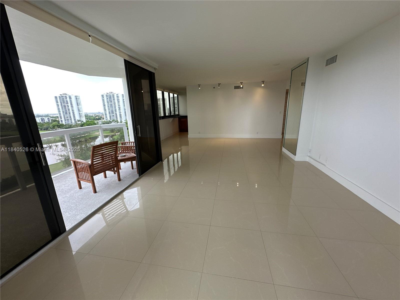 20185 E Country Club Dr #1105, Aventura, Florida image 12