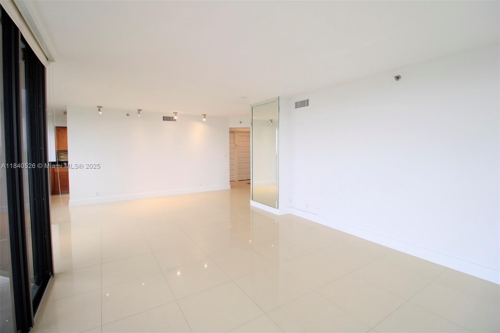 20185 E Country Club Dr #1105, Aventura, Florida image 13