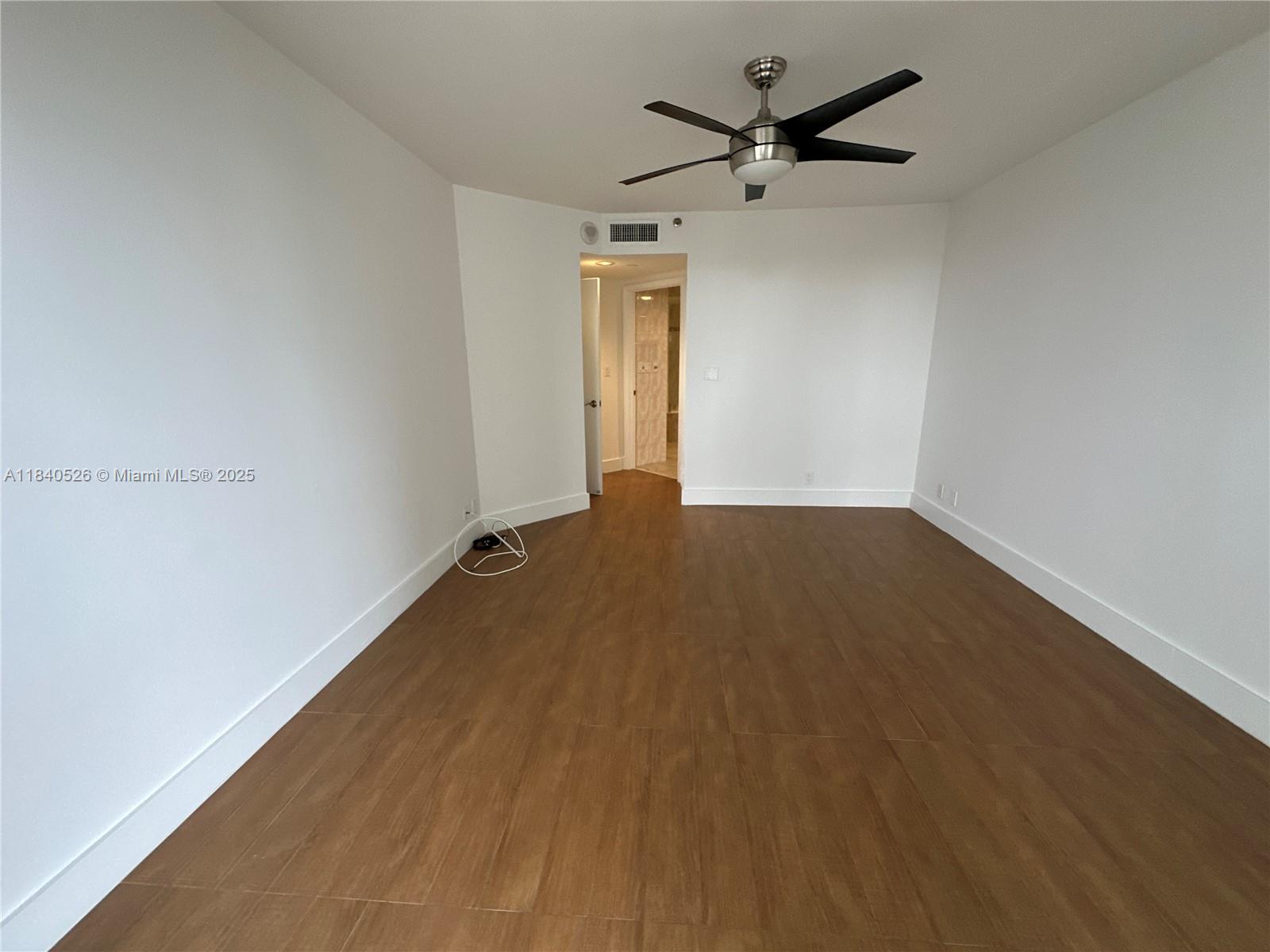 20185 E Country Club Dr #1105, Aventura, Florida image 23