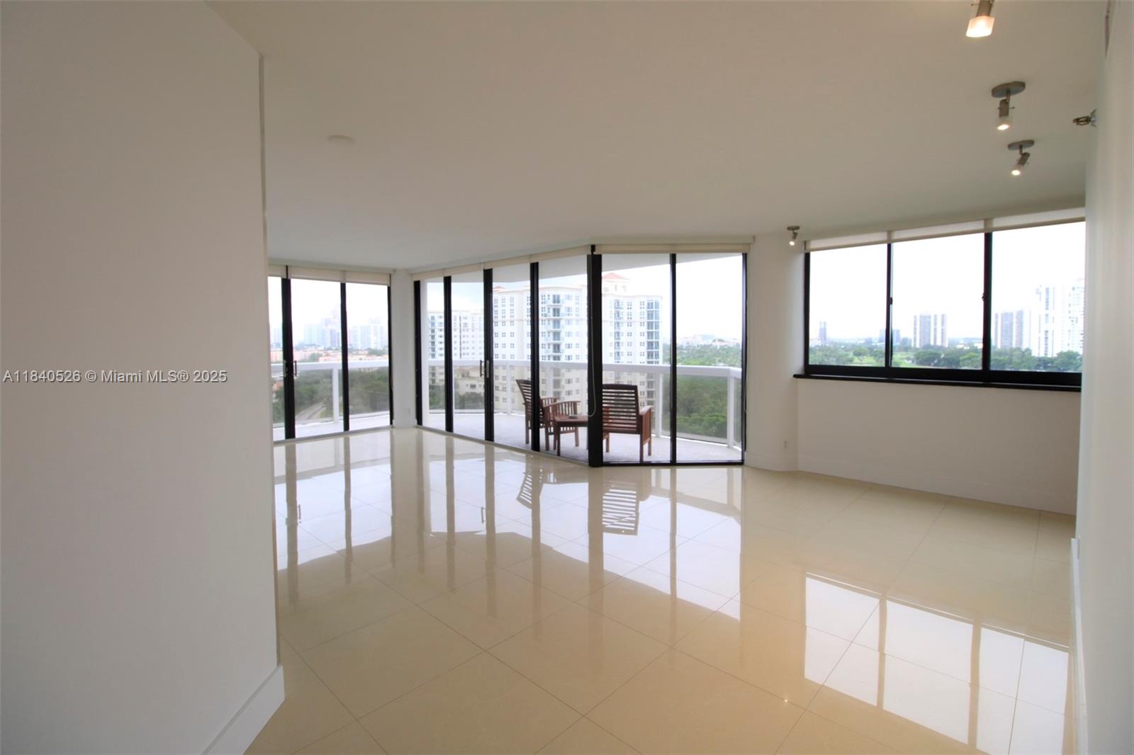 20185 E Country Club Dr #1105, Aventura, Florida image 3