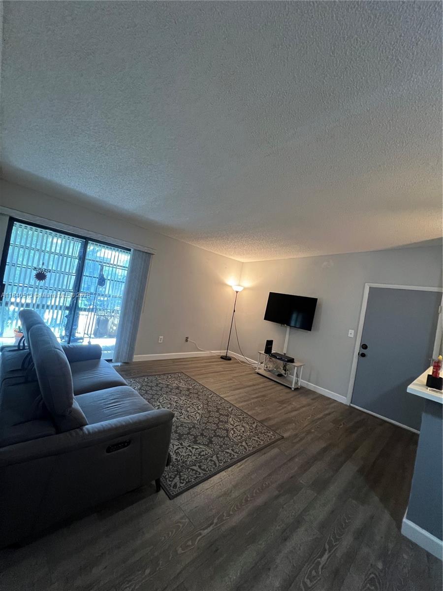 10415 E Clairmont Cir #212, Tamarac, Florida image 4