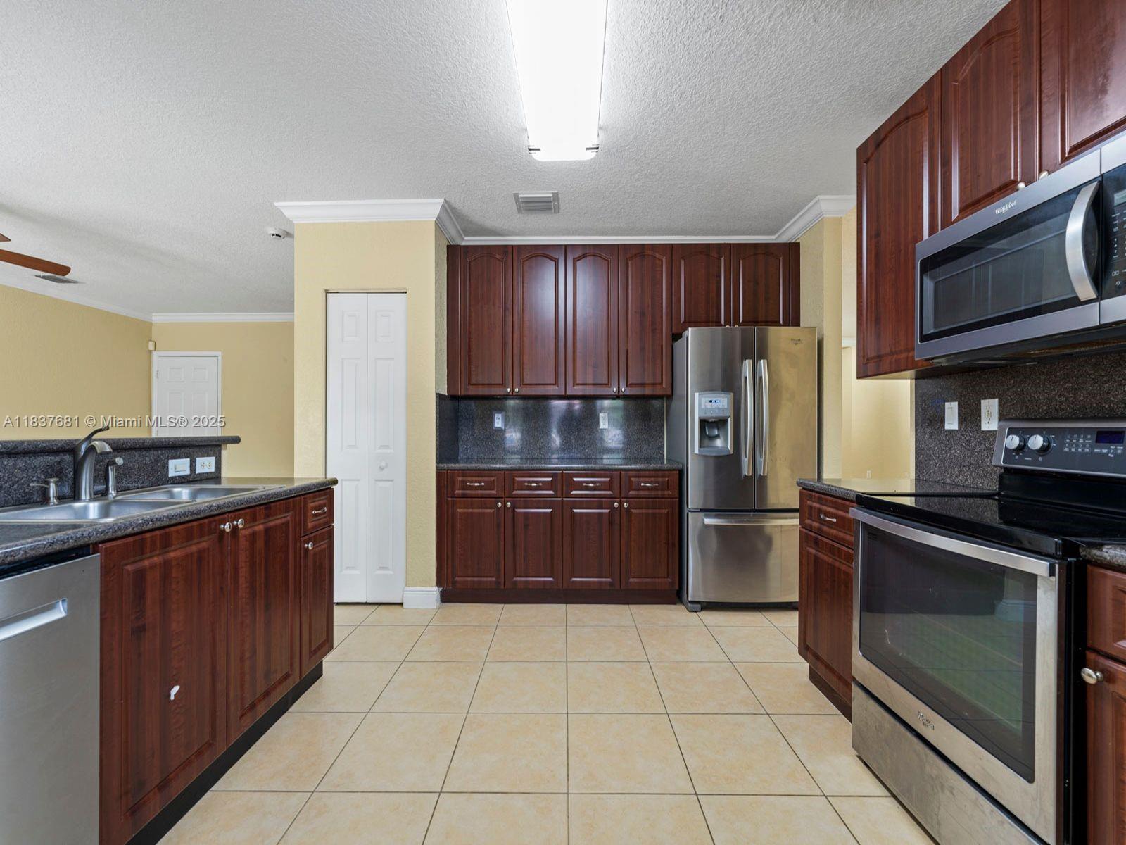8998 SW 211th Ln, Cutler Bay, Florida image 27