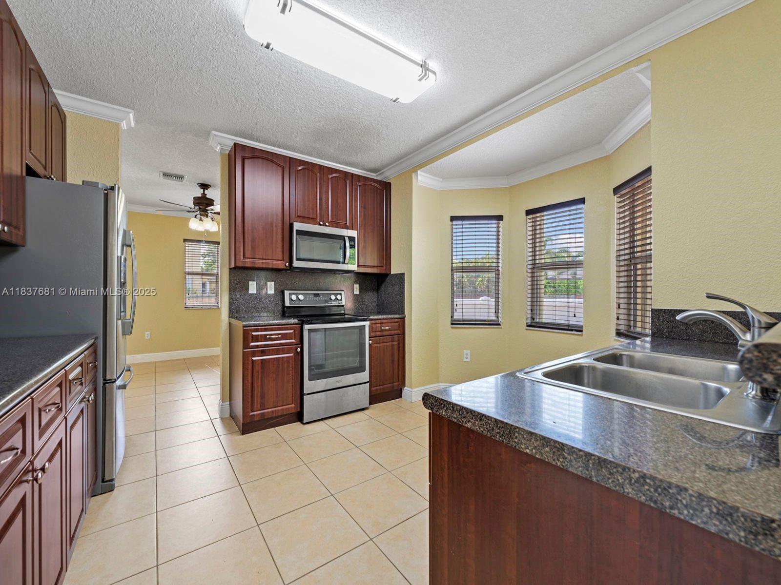 8998 SW 211th Ln, Cutler Bay, Florida image 28