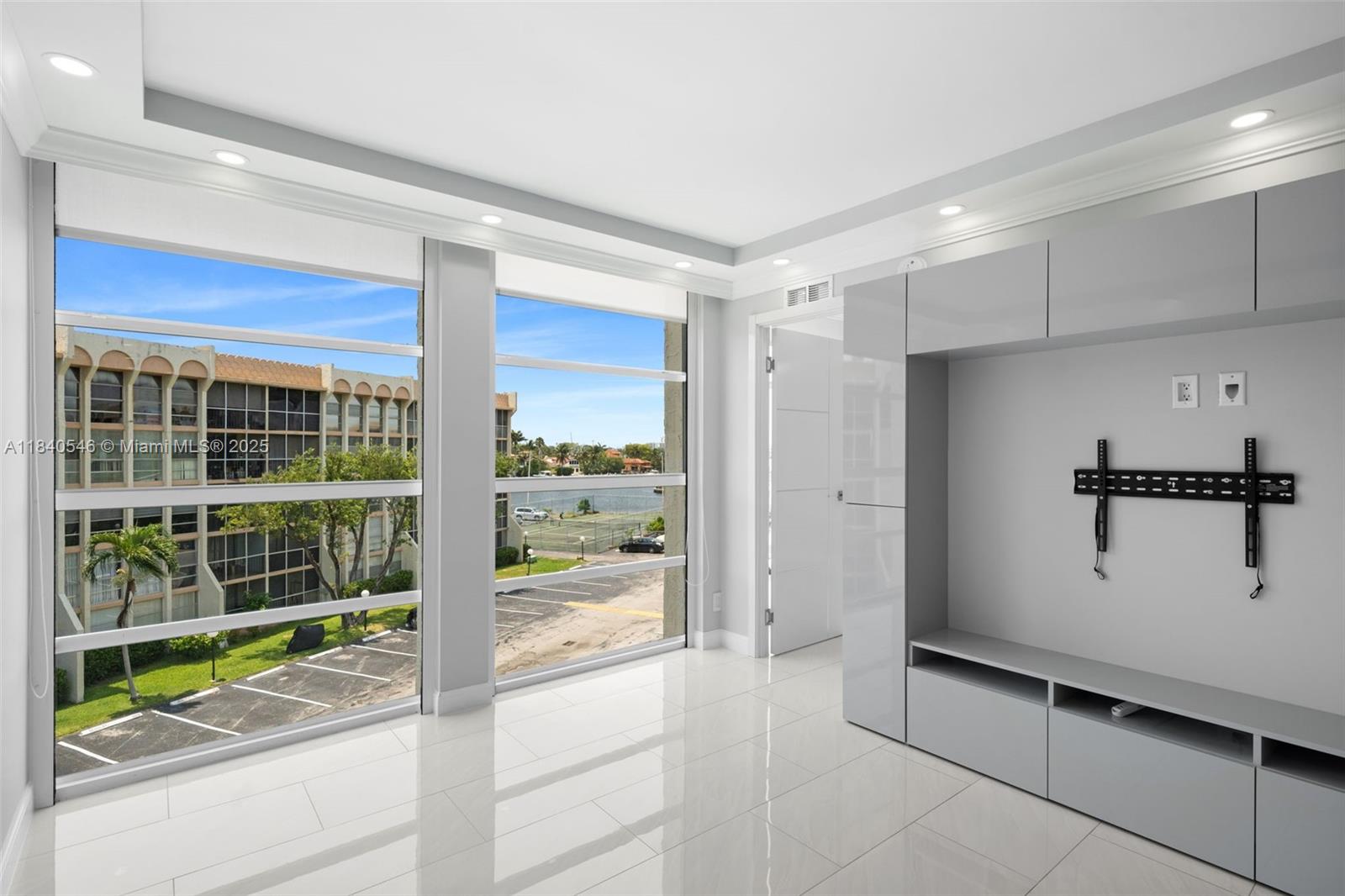 701 Three Islands Blvd #411, Hallandale Beach, Florida image 4