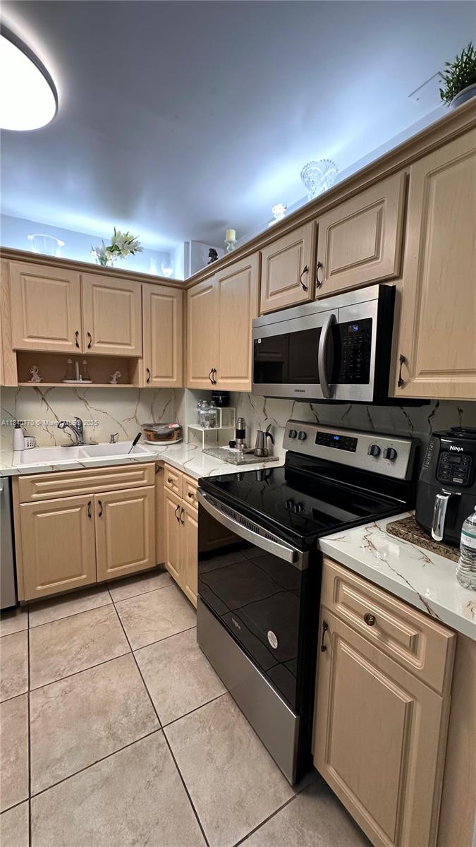 4001 Hillcrest Dr #705, Hollywood, Florida image 6