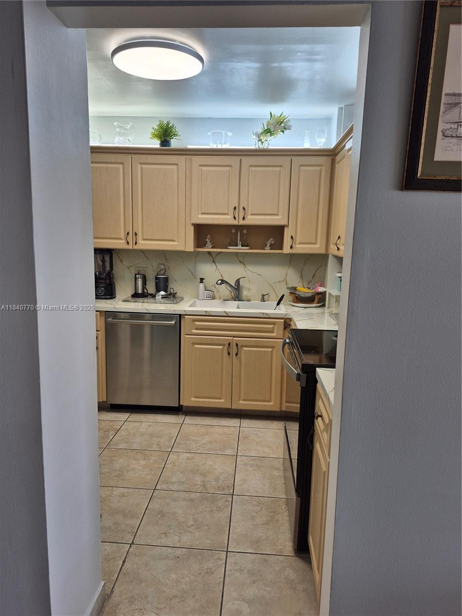 4001 Hillcrest Dr #705, Hollywood, Florida image 7