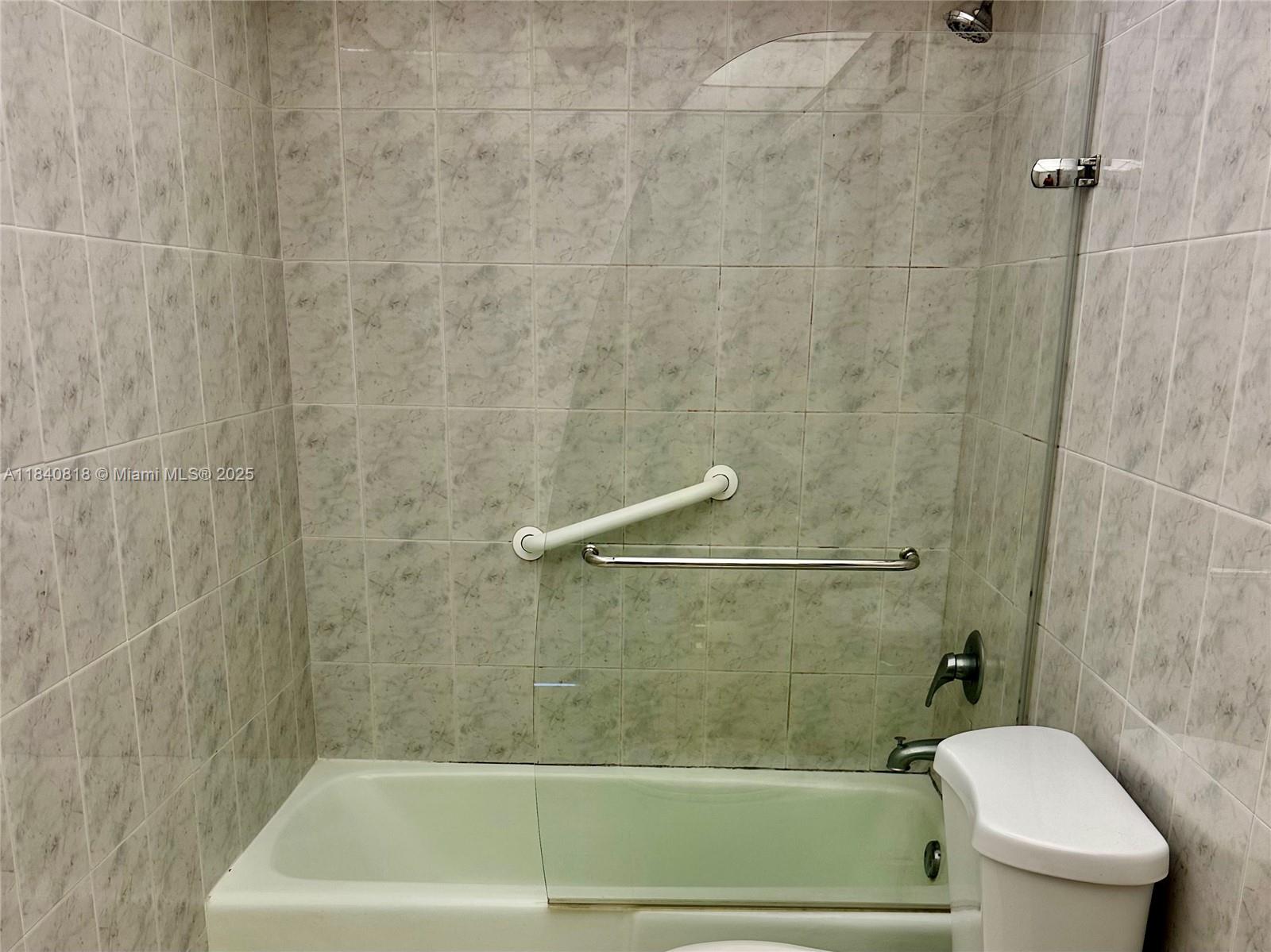 427 Golden Isles Dr #14F, Hallandale Beach, Florida image 11