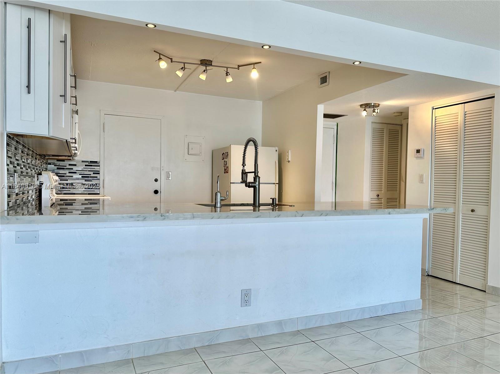 427 Golden Isles Dr #14F, Hallandale Beach, Florida image 5