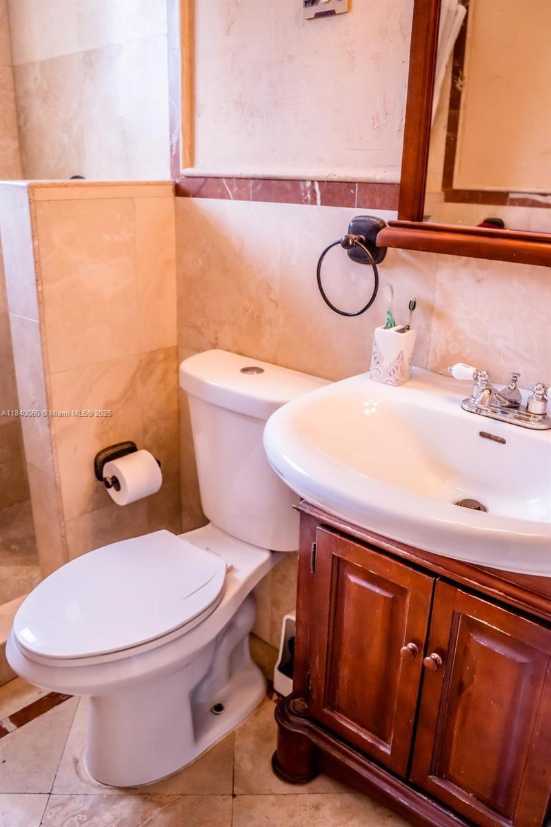 1004 NE 151st Ter, North Miami Beach, Florida image 20