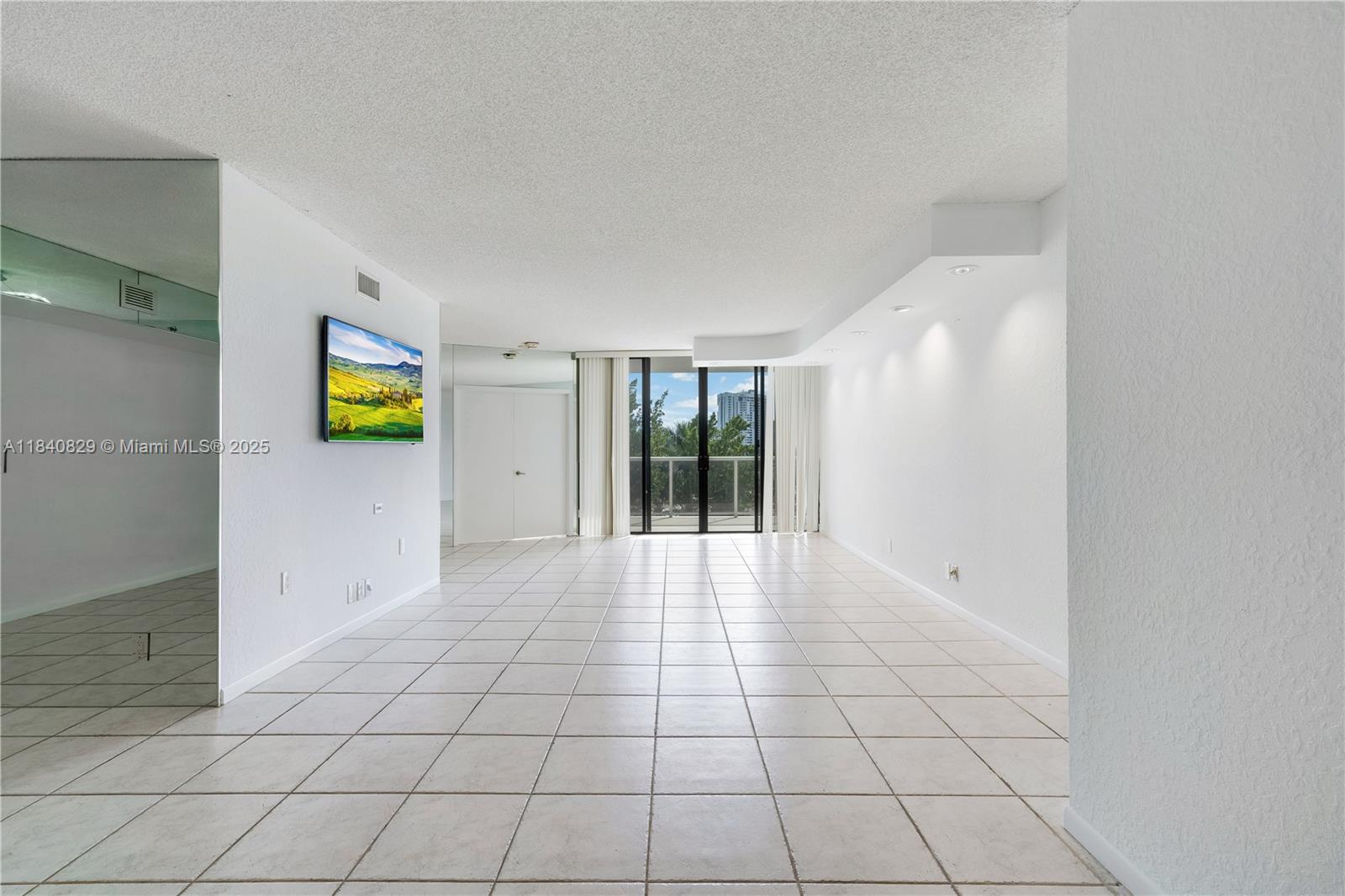 20281 E Country Club Dr #405, Aventura, Florida image 2