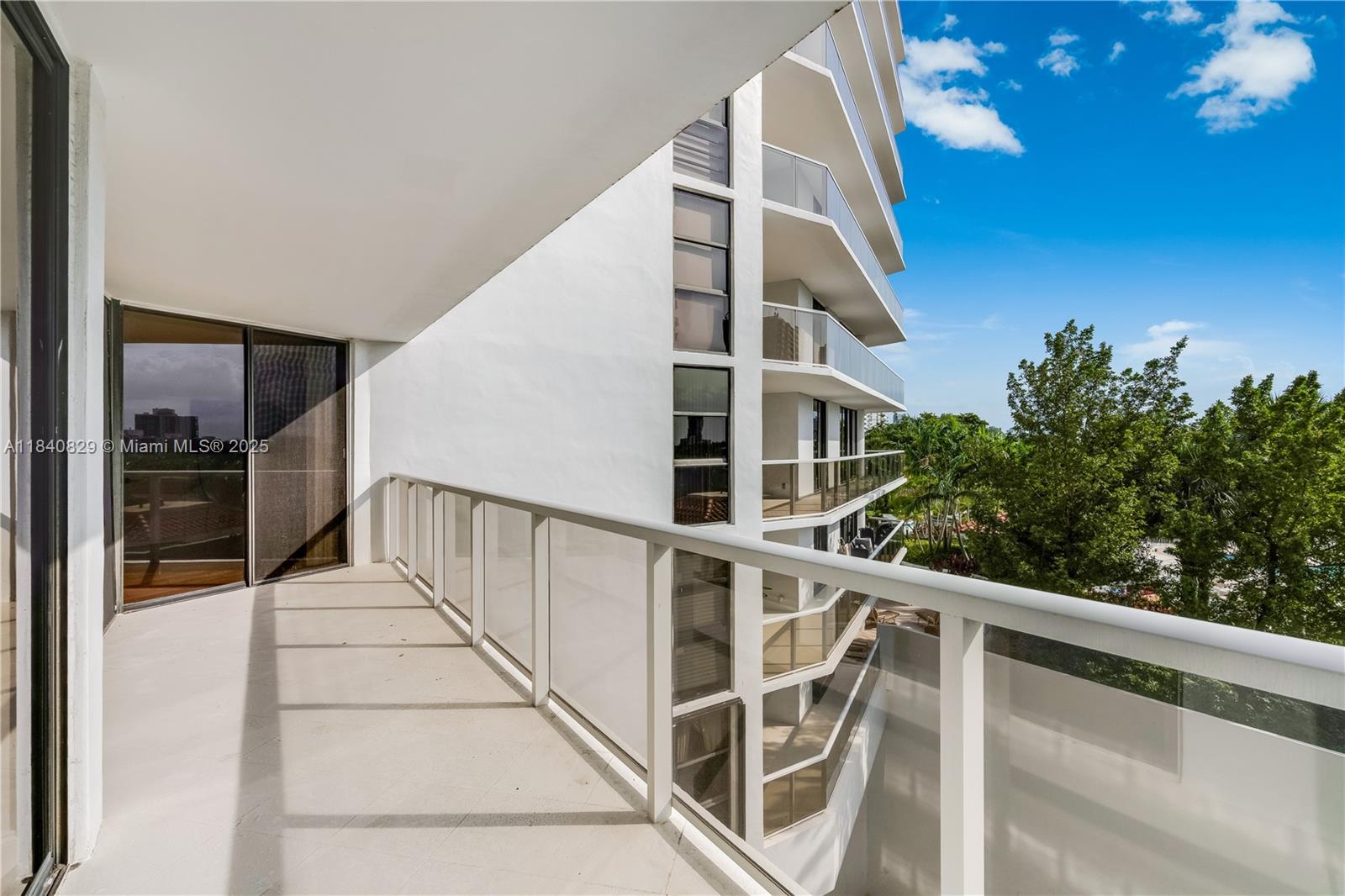 20281 E Country Club Dr #405, Aventura, Florida image 27