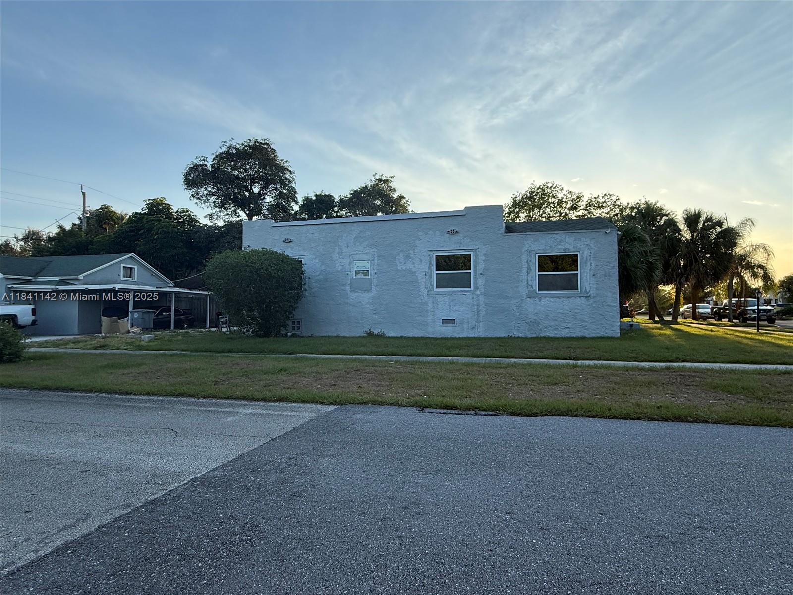 500 Evergreen Dr, Lake Park, Florida image 2