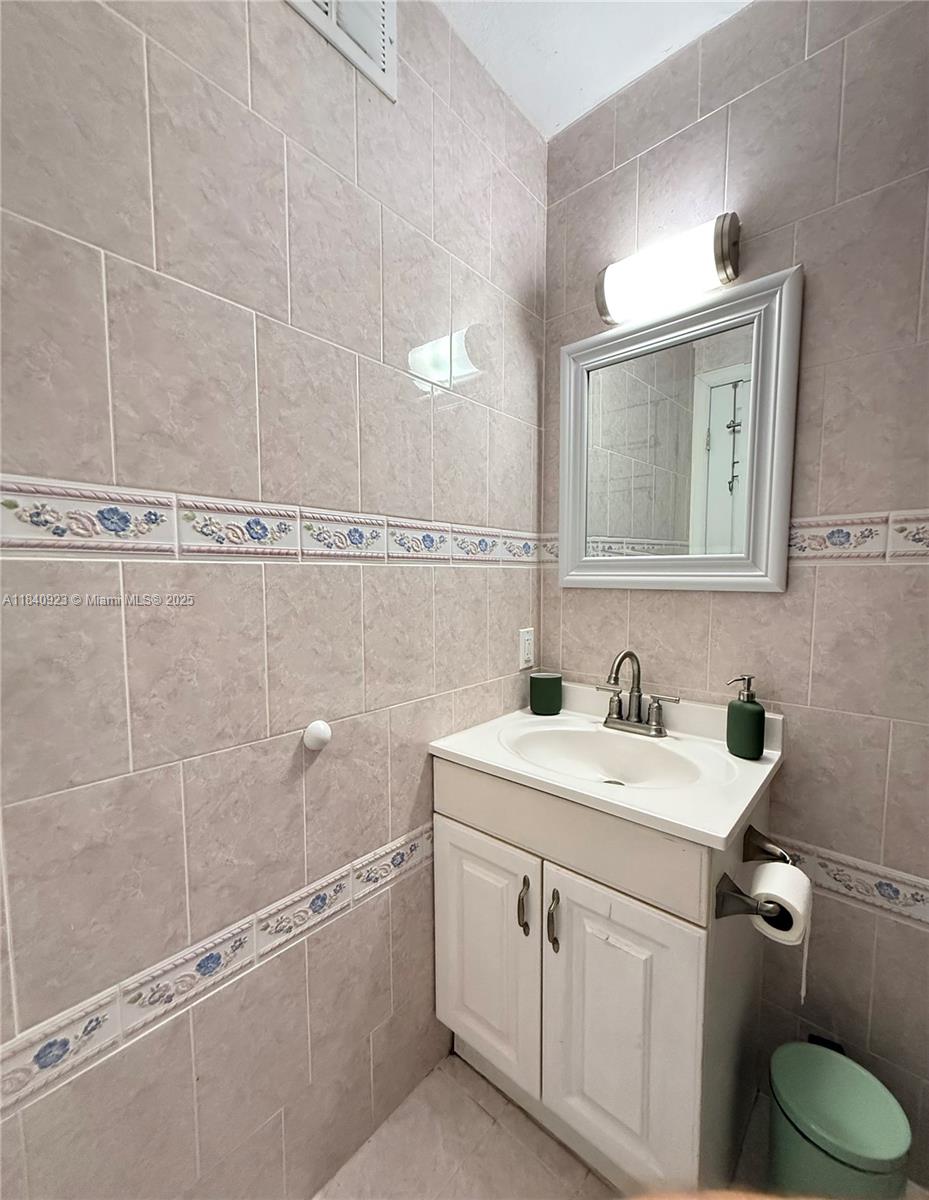 11 Olive Dr #E, Hialeah, Florida image 17