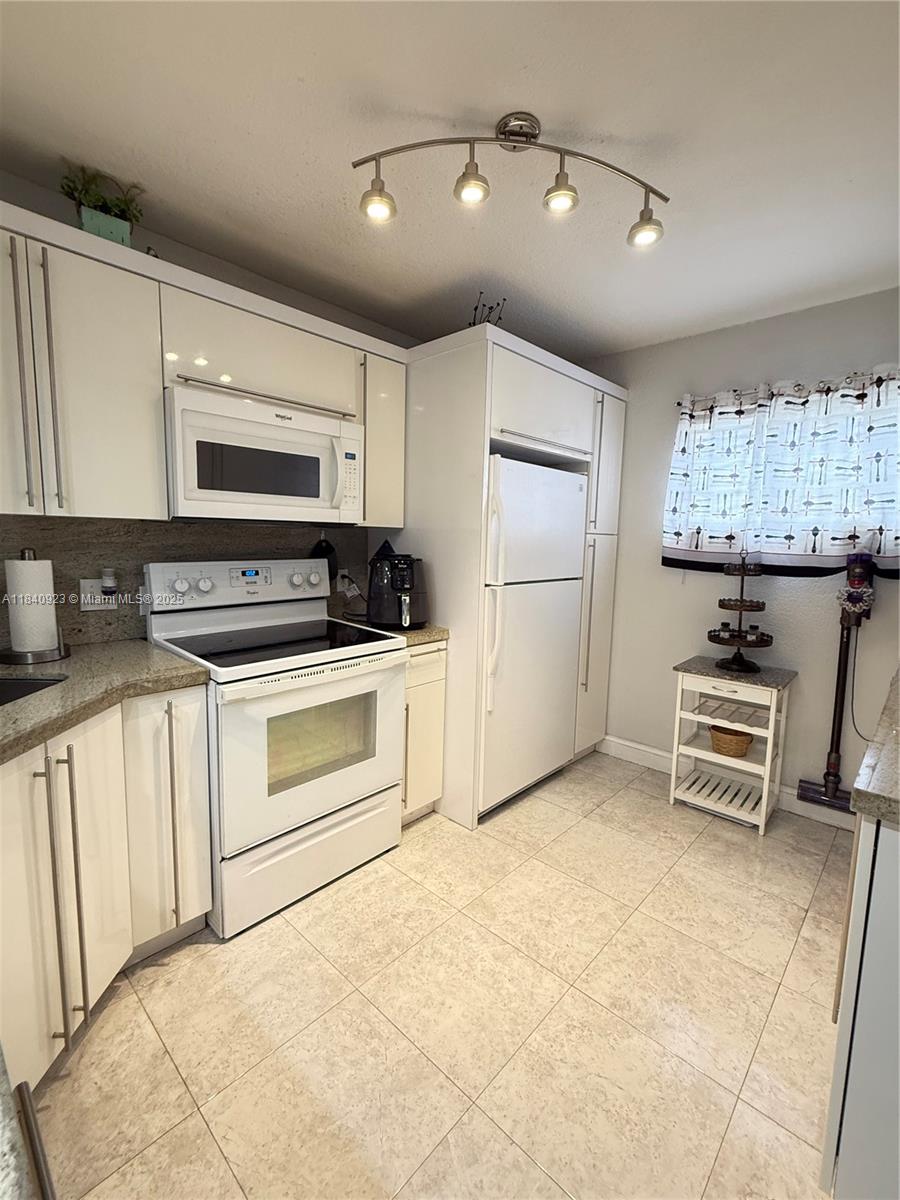 11 Olive Dr #E, Hialeah, Florida image 2