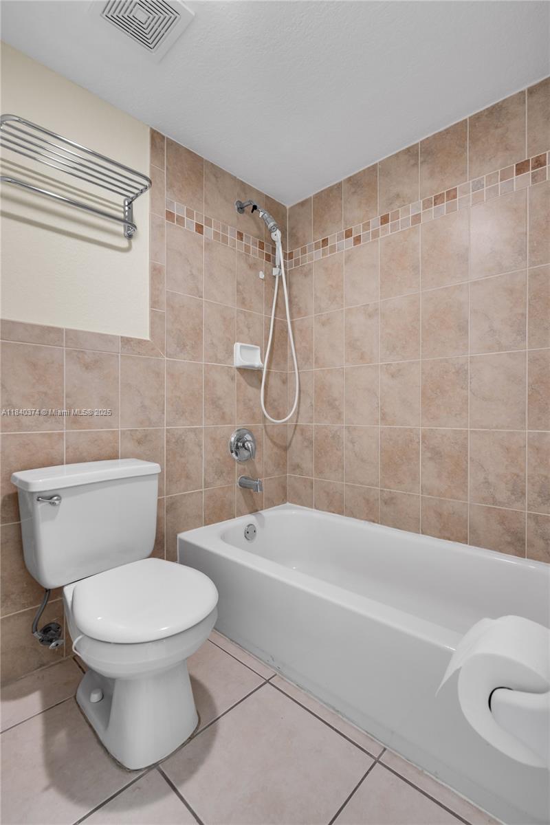 8425 NW 8th St #304, Miami, Florida image 18