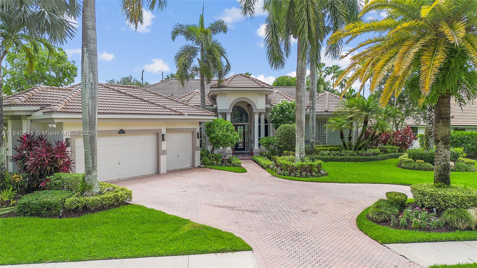 House for Sale in Weston, FL