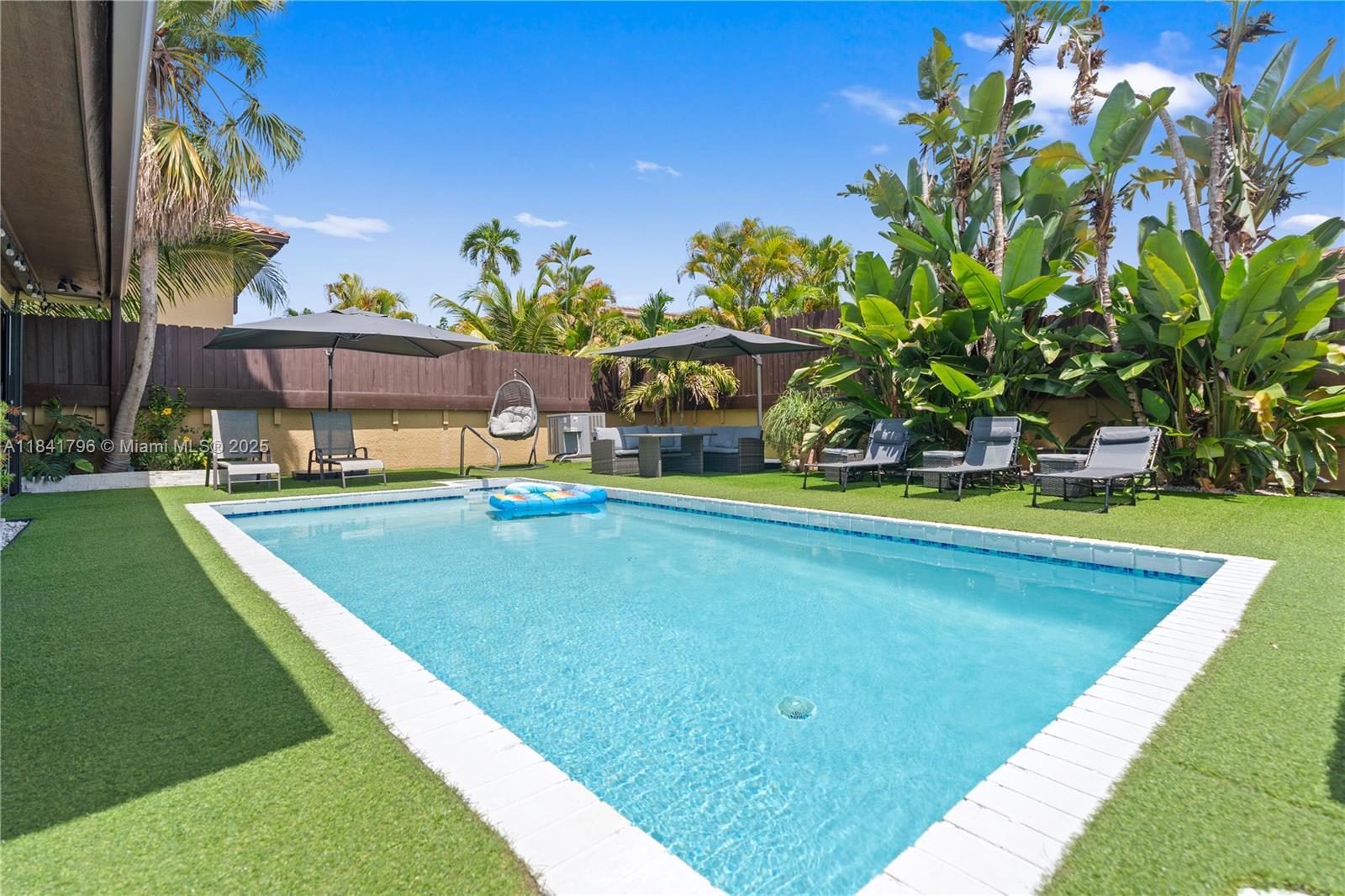 1040 NE 204th Ter, Miami, Florida image 27