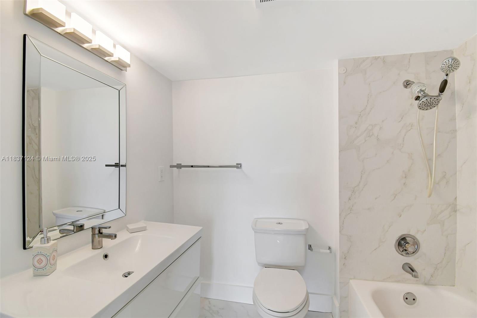 20100 W Country Club Dr #1005, Aventura, Florida image 17