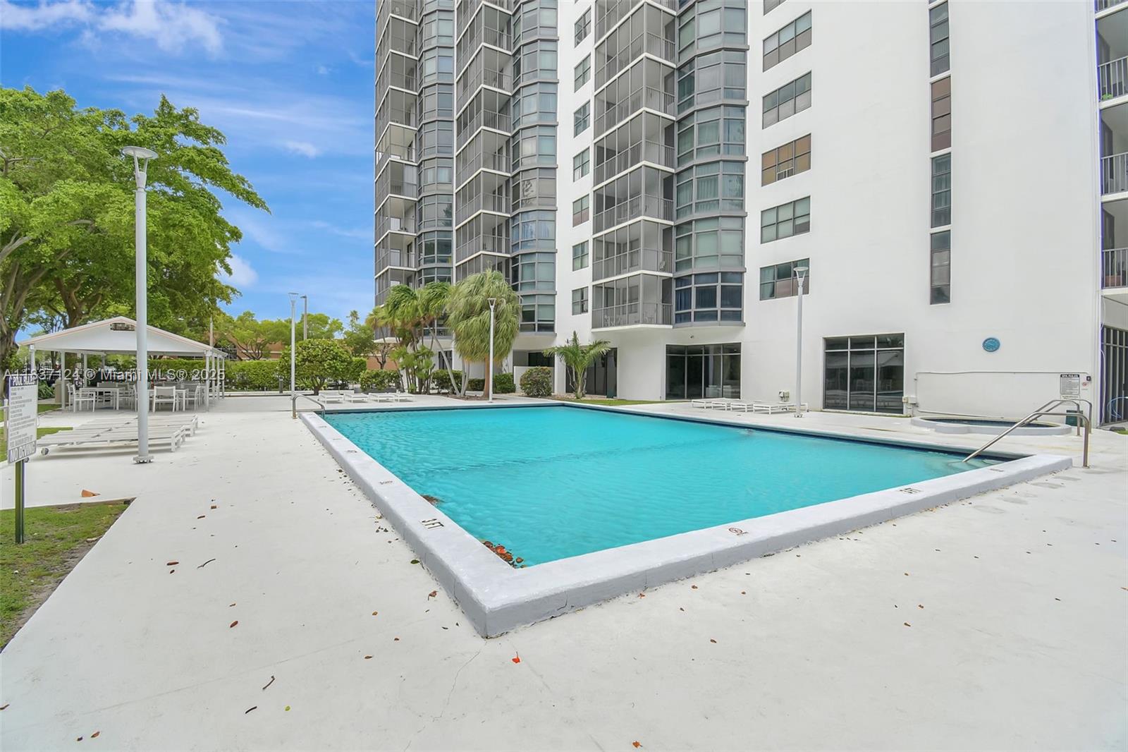 20100 W Country Club Dr #1005, Aventura, Florida image 32