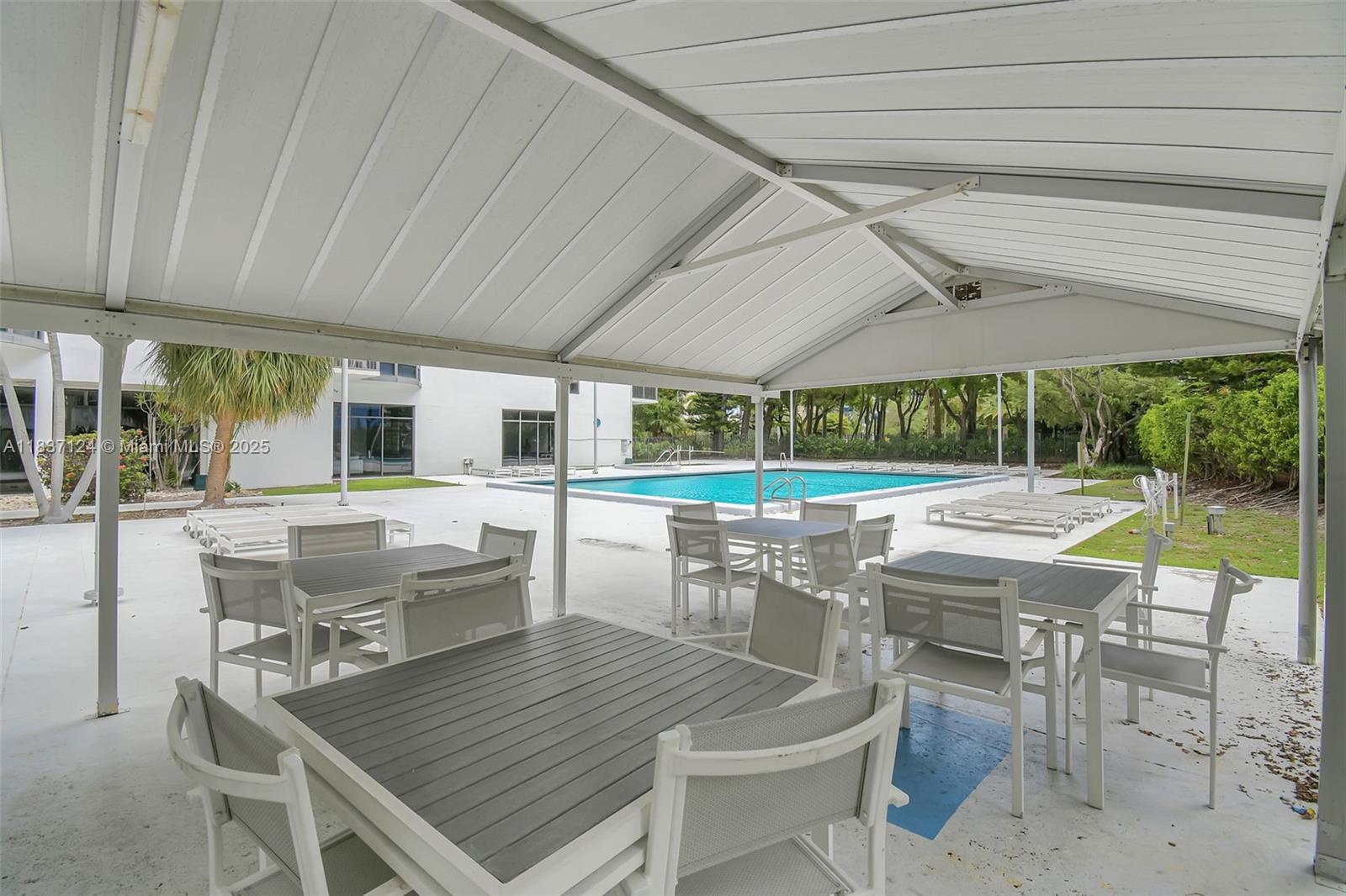 20100 W Country Club Dr #1005, Aventura, Florida image 33