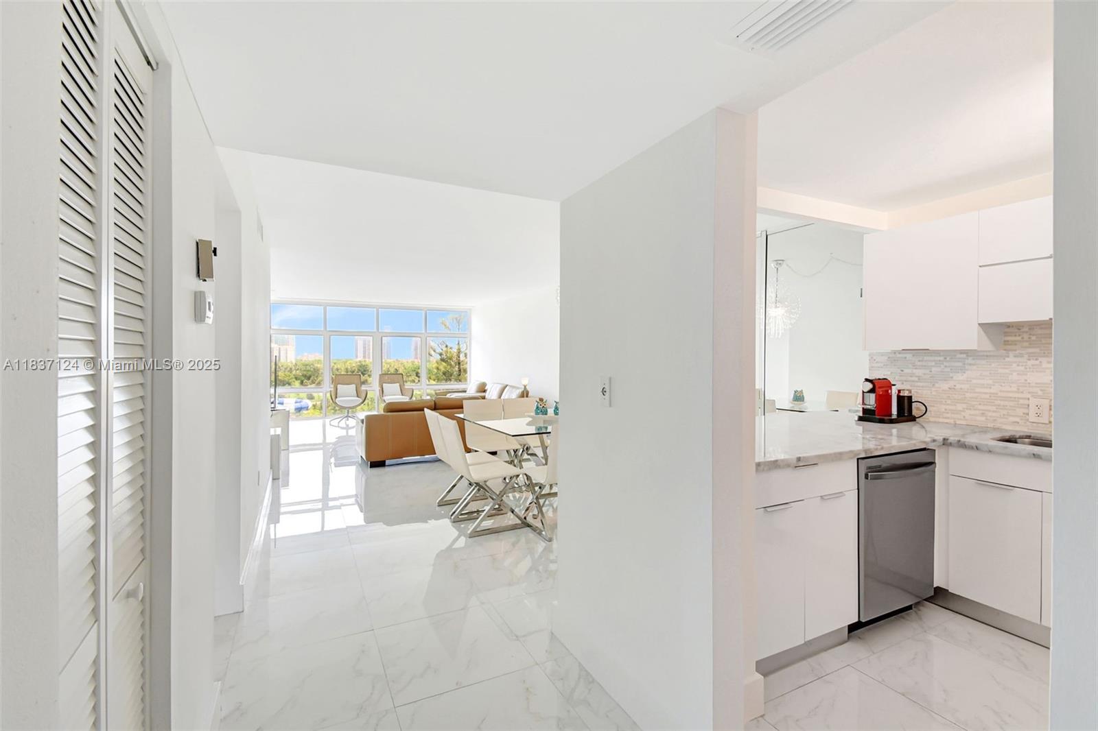 20100 W Country Club Dr #1005, Aventura, Florida image 9