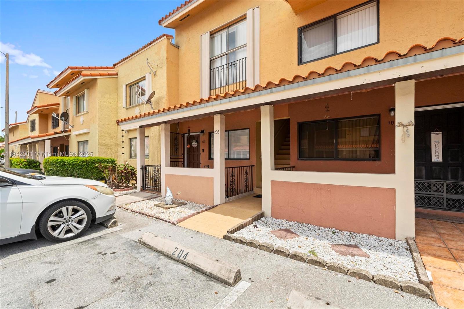 2735 W 61st Pl #204, Hialeah, Florida image 2
