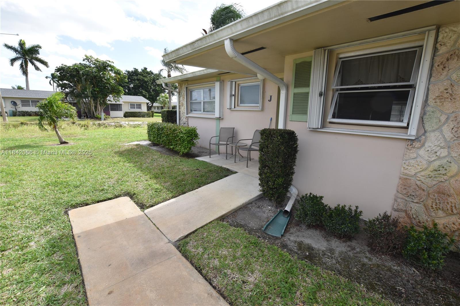 2688 Dudley Dr East #J, West Palm Beach, Florida image 2