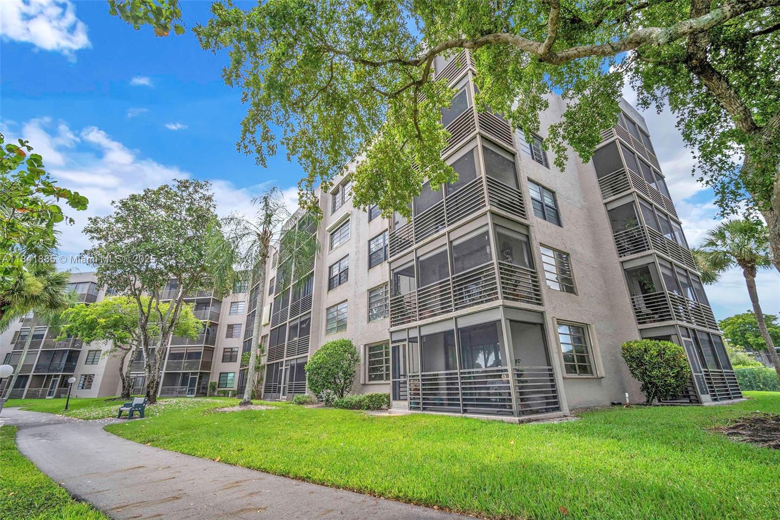 1101 Colony Point Cir #207, Pembroke Pines, Florida image 30