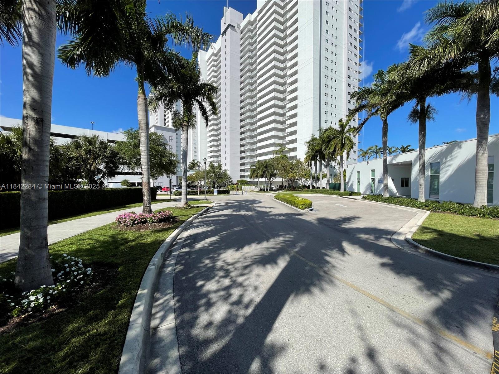 14951 Royal Oaks Ln #808, North Miami, Florida image 2