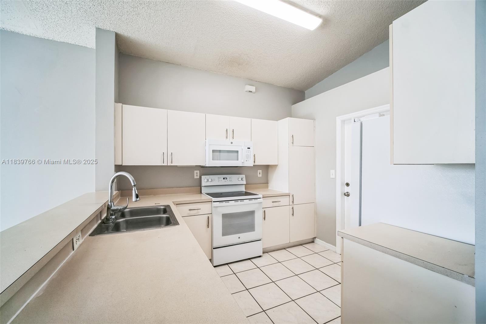 17471 SW 137th Ct, Miami, Florida image 3