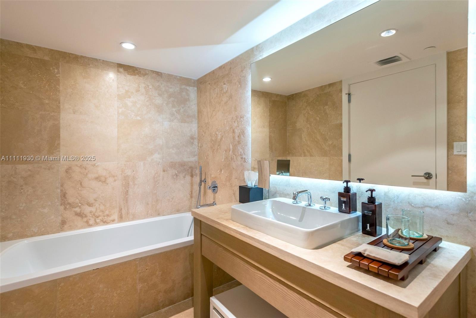 102 24th St 1106, Miami Beach, Florida 33139, 1 Bedroom Bedrooms, ,1 BathroomBathrooms,Residentiallease,For Rent,102 24th St 1106,A11111930
