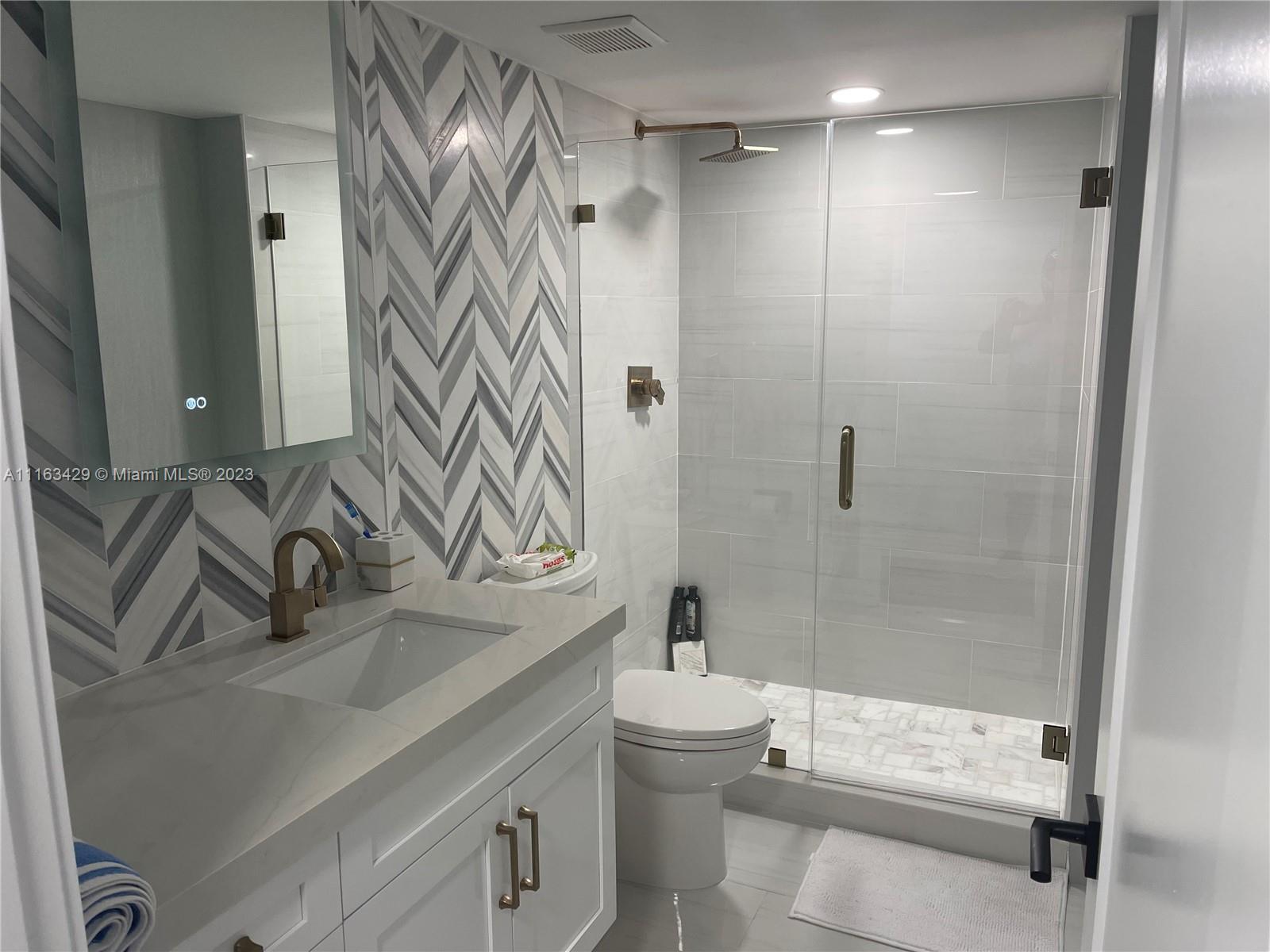 2555 Collins Ave 1409, Miami Beach, Florida 33140, 2 Bedrooms Bedrooms, ,2 BathroomsBathrooms,Residentiallease,For Rent,2555 Collins Ave 1409,A11163429