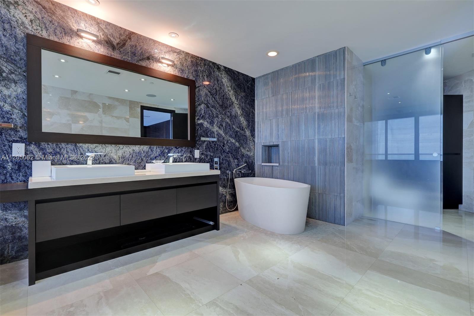 1425 Brickell Ave 63F, Miami, FL 33131, 3 Bedrooms Bedrooms, ,4 BathroomsBathrooms,Residential,For Sale,Brickell Ave,A11205062