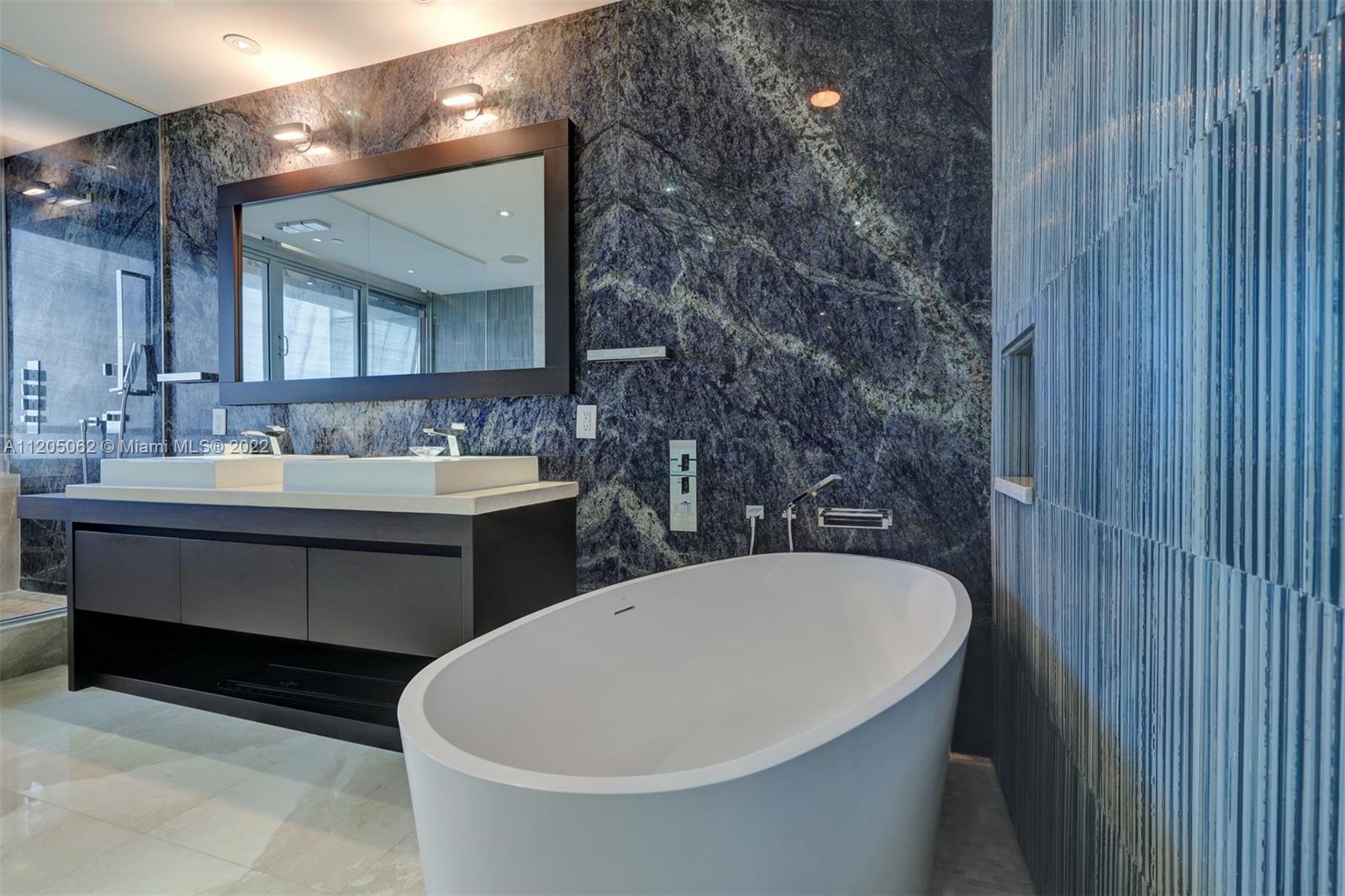 1425 Brickell Ave 63F, Miami, FL 33131, 3 Bedrooms Bedrooms, ,4 BathroomsBathrooms,Residential,For Sale,Brickell Ave,A11205062