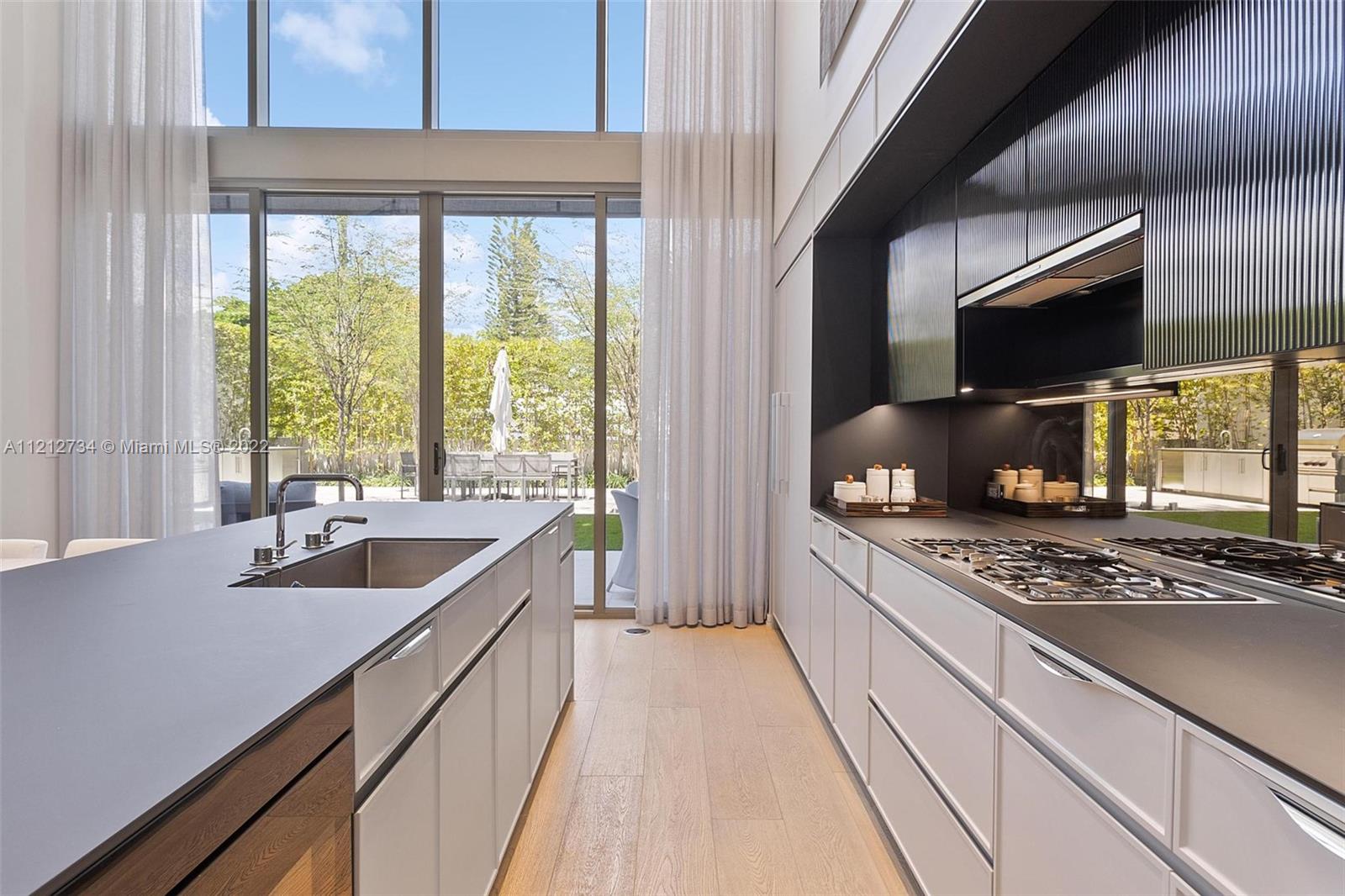 300 Collins Ave, Miami Beach, FL, 33139 United States, 3 Bedrooms Bedrooms, ,3 BathroomsBathrooms,Residential,For Sale,Collins Ave,A11212734