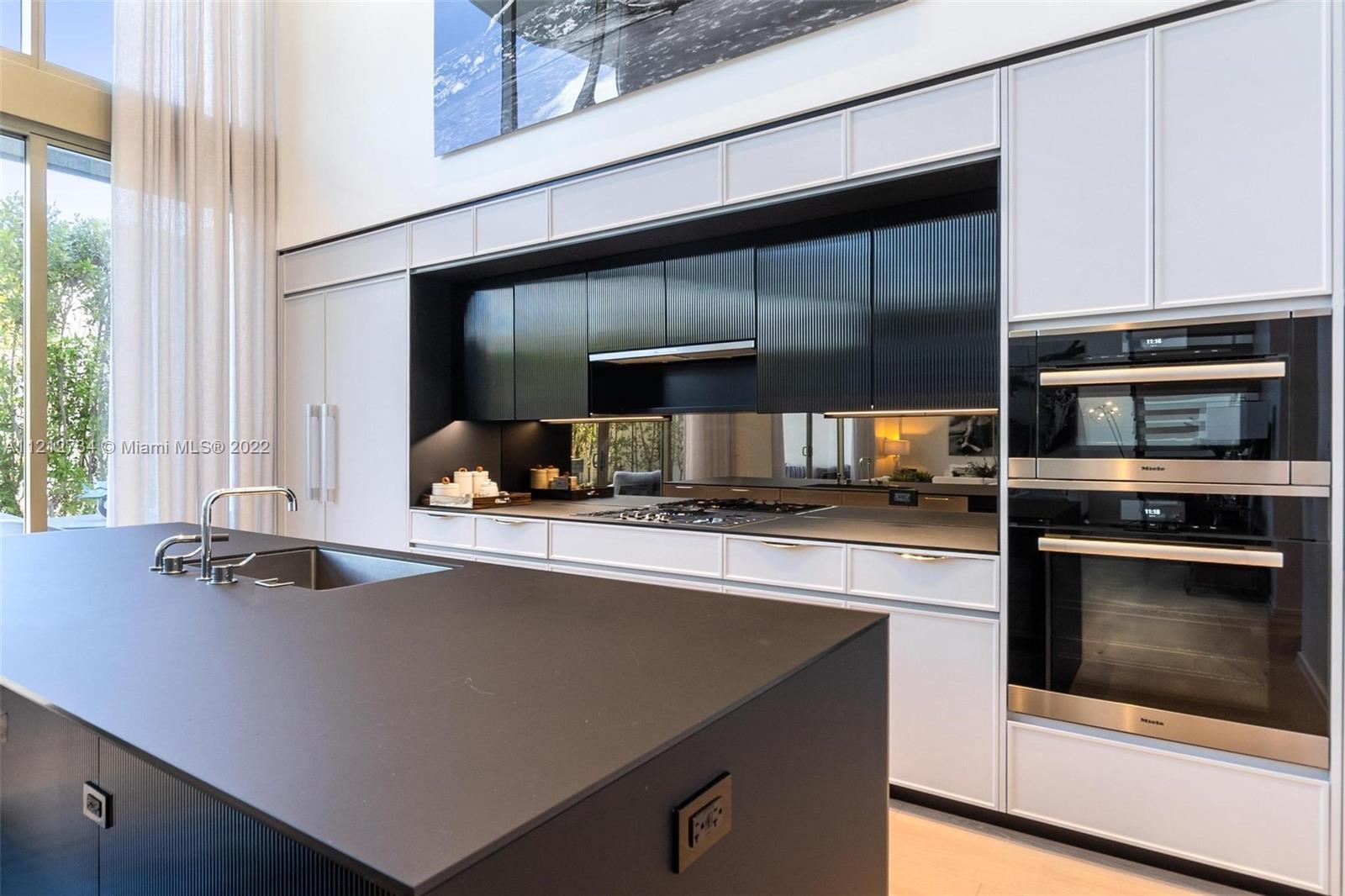 300 Collins Ave, Miami Beach, FL, 33139 United States, 3 Bedrooms Bedrooms, ,3 BathroomsBathrooms,Residential,For Sale,Collins Ave,A11212734