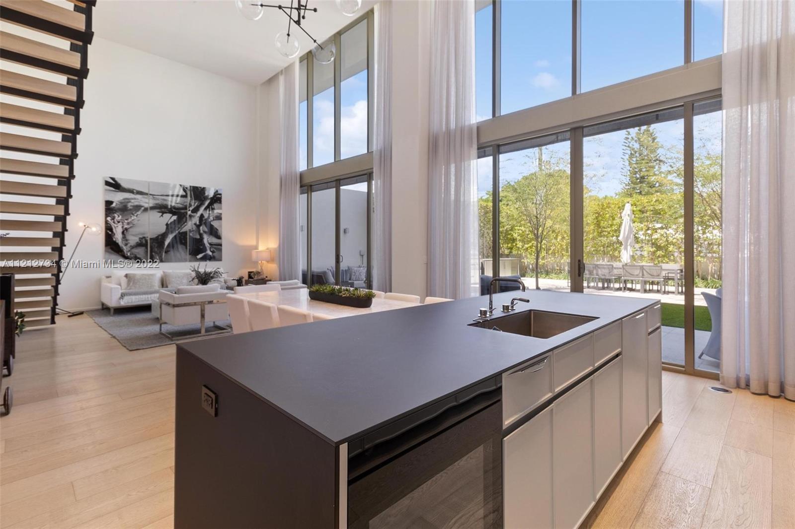 300 Collins Ave, Miami Beach, FL, 33139 United States, 3 Bedrooms Bedrooms, ,3 BathroomsBathrooms,Residential,For Sale,Collins Ave,A11212734