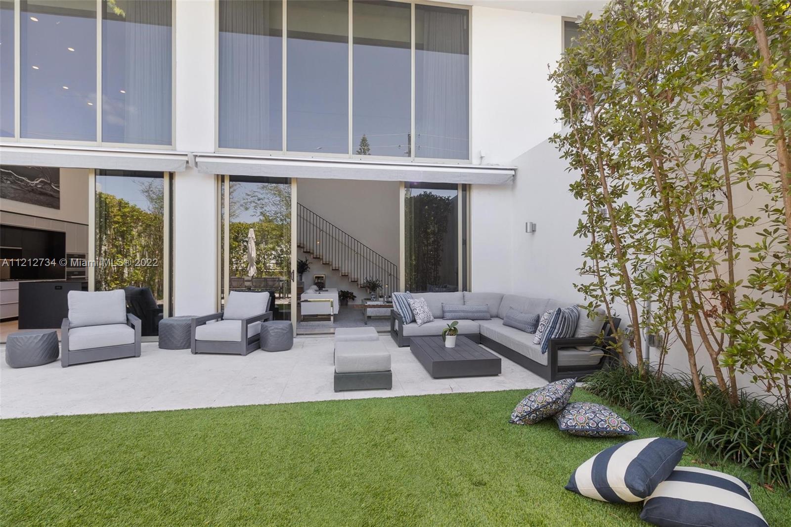 300 Collins Ave, Miami Beach, FL, 33139 United States, 3 Bedrooms Bedrooms, ,3 BathroomsBathrooms,Residential,For Sale,Collins Ave,A11212734