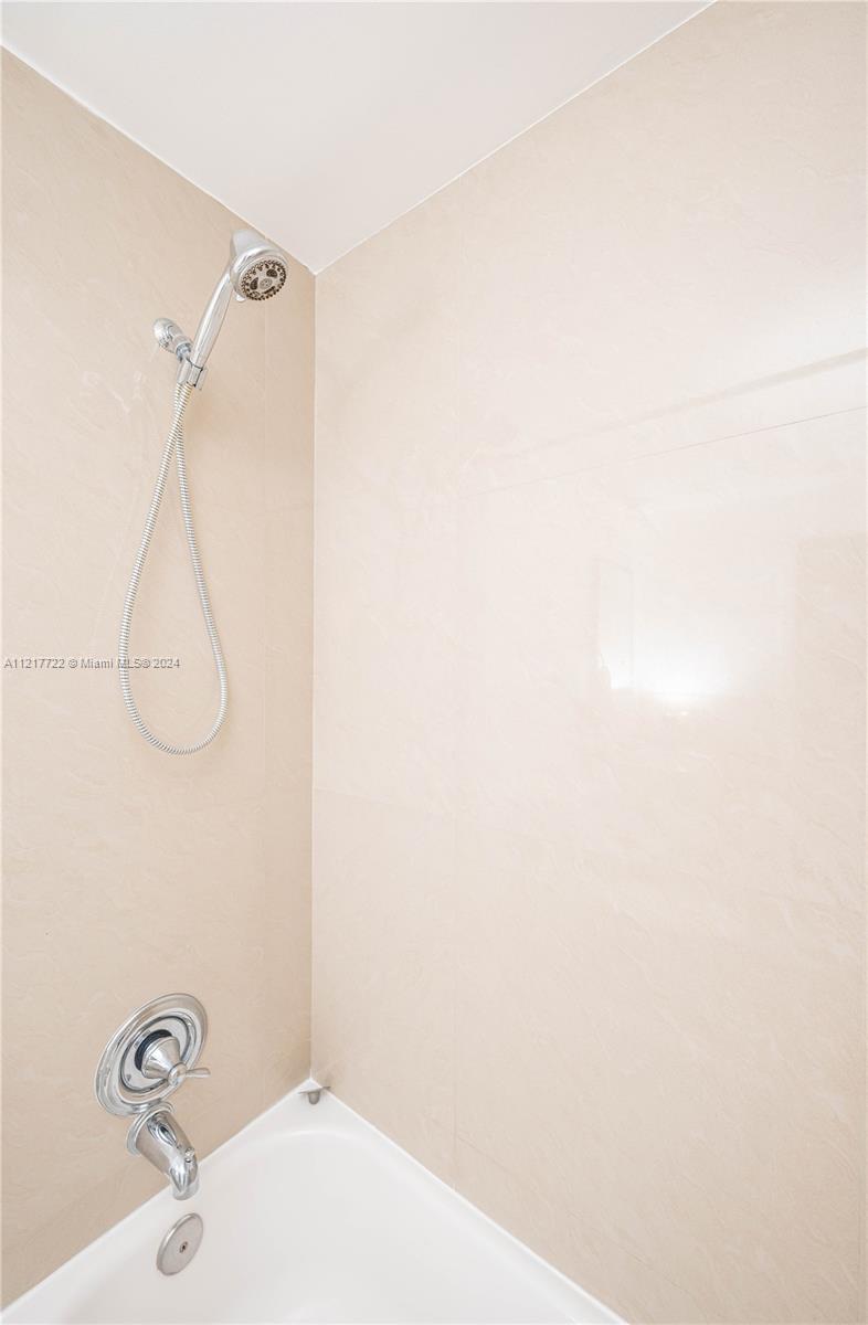 2nd Bathroom/Tub & Shower