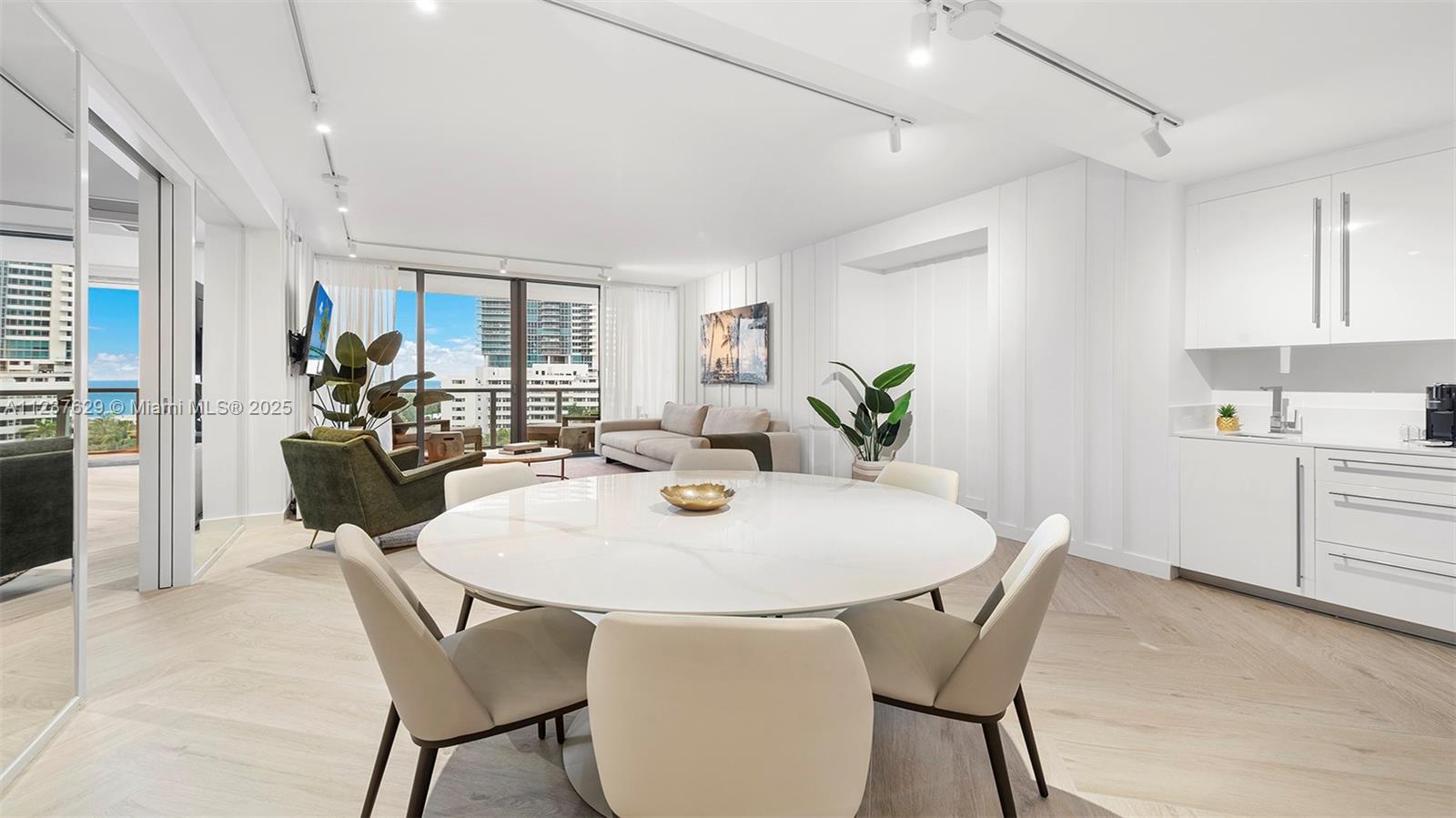 2201 Collins Ave 804, Miami Beach, Florida 33139, 3 Bedrooms Bedrooms, ,2 BathroomsBathrooms,Residentiallease,For Rent,2201 Collins Ave 804,A11237629