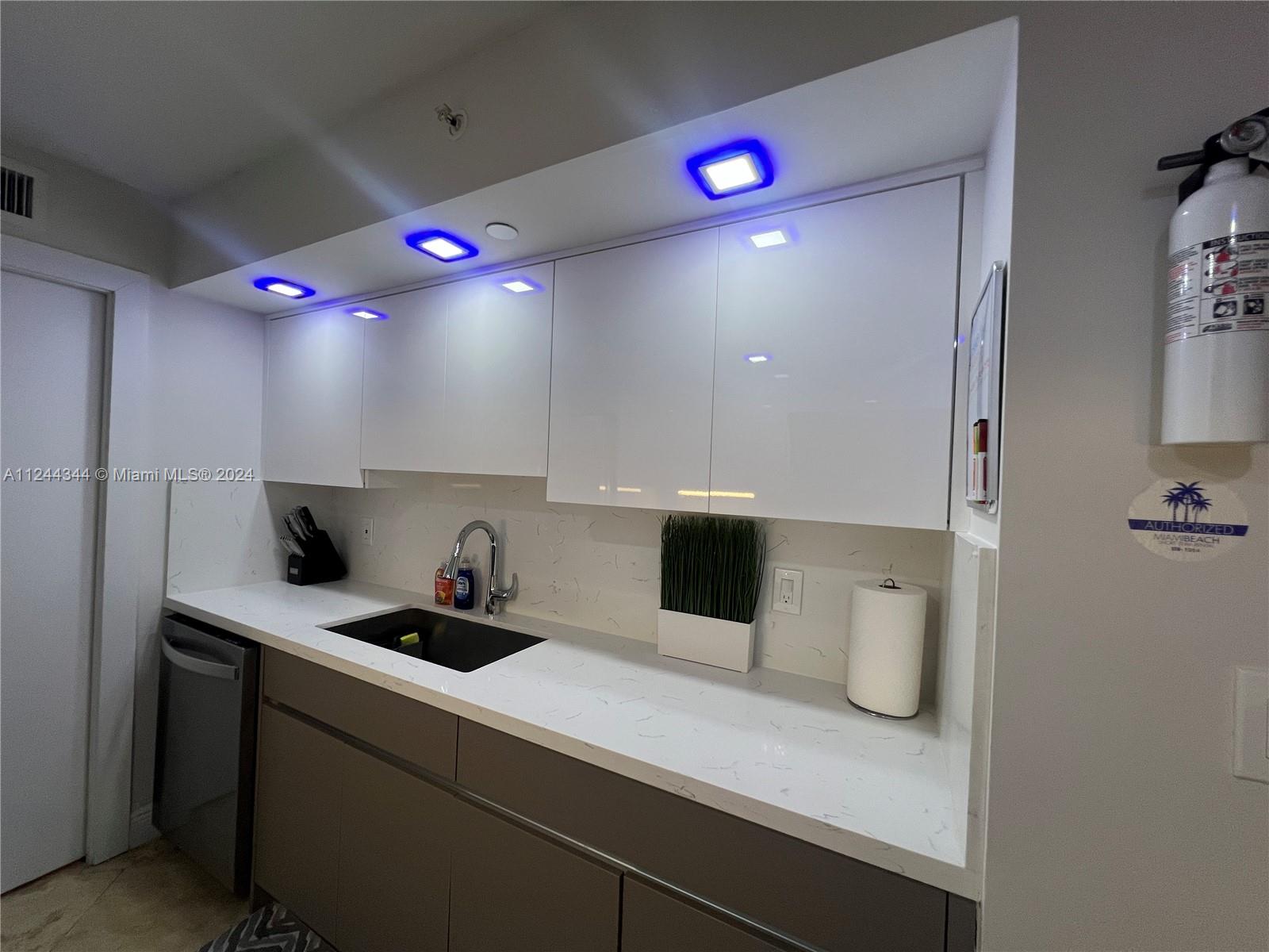 6917 Collins Ave 809, Miami Beach, Florida 33141, 2 Bedrooms Bedrooms, ,1 BathroomBathrooms,Residentiallease,For Rent,6917 Collins Ave 809,A11244344