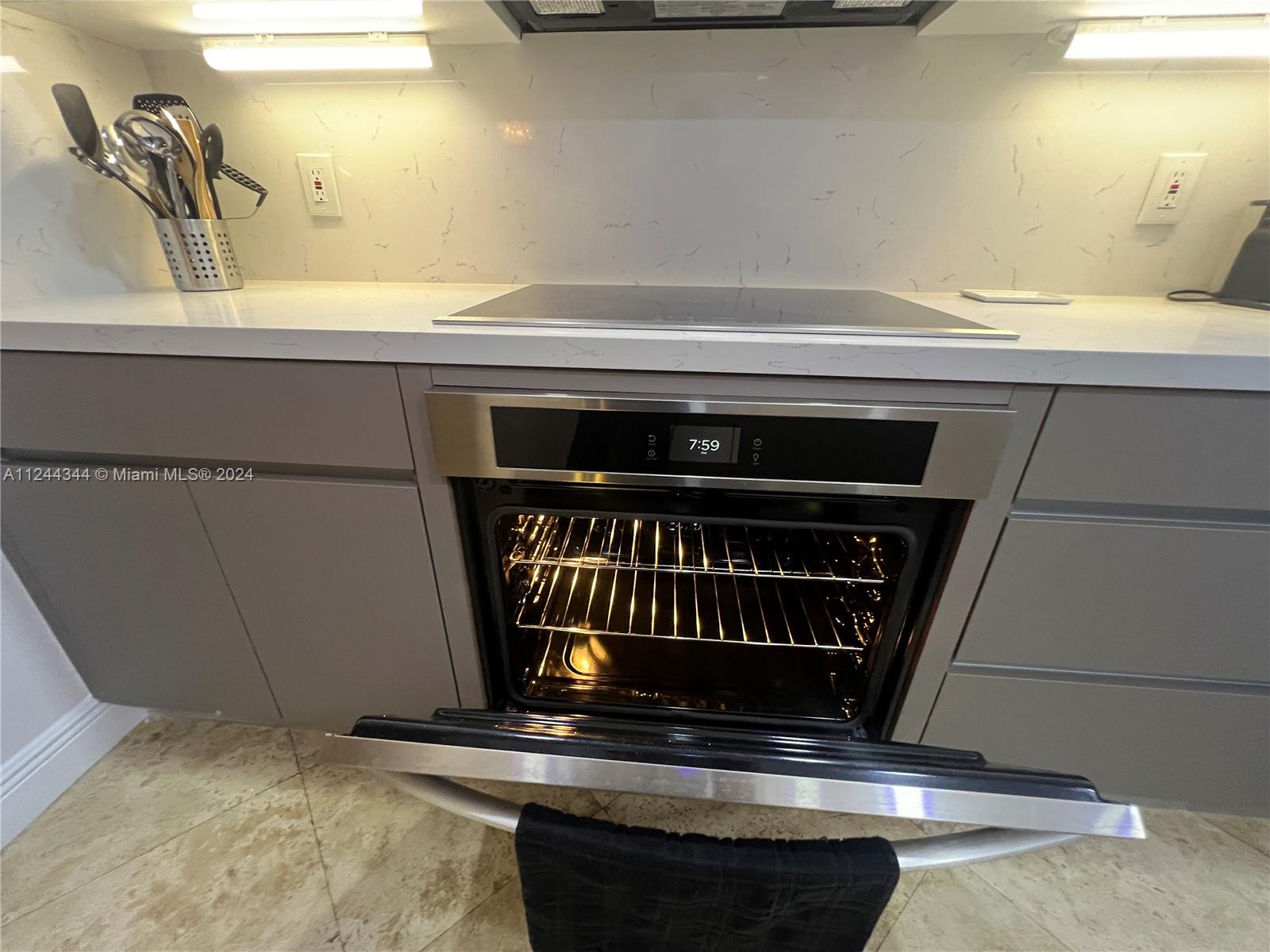 6917 Collins Ave 809, Miami Beach, Florida 33141, 2 Bedrooms Bedrooms, ,1 BathroomBathrooms,Residentiallease,For Rent,6917 Collins Ave 809,A11244344