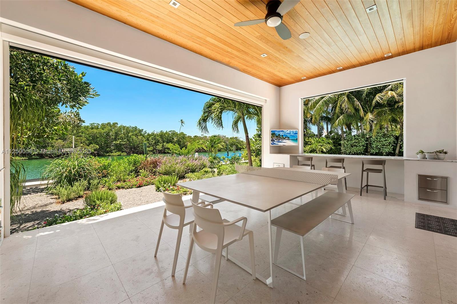 COVERED DINING TERRACE WITH AUTOMATIC PHANTOM SCREENS