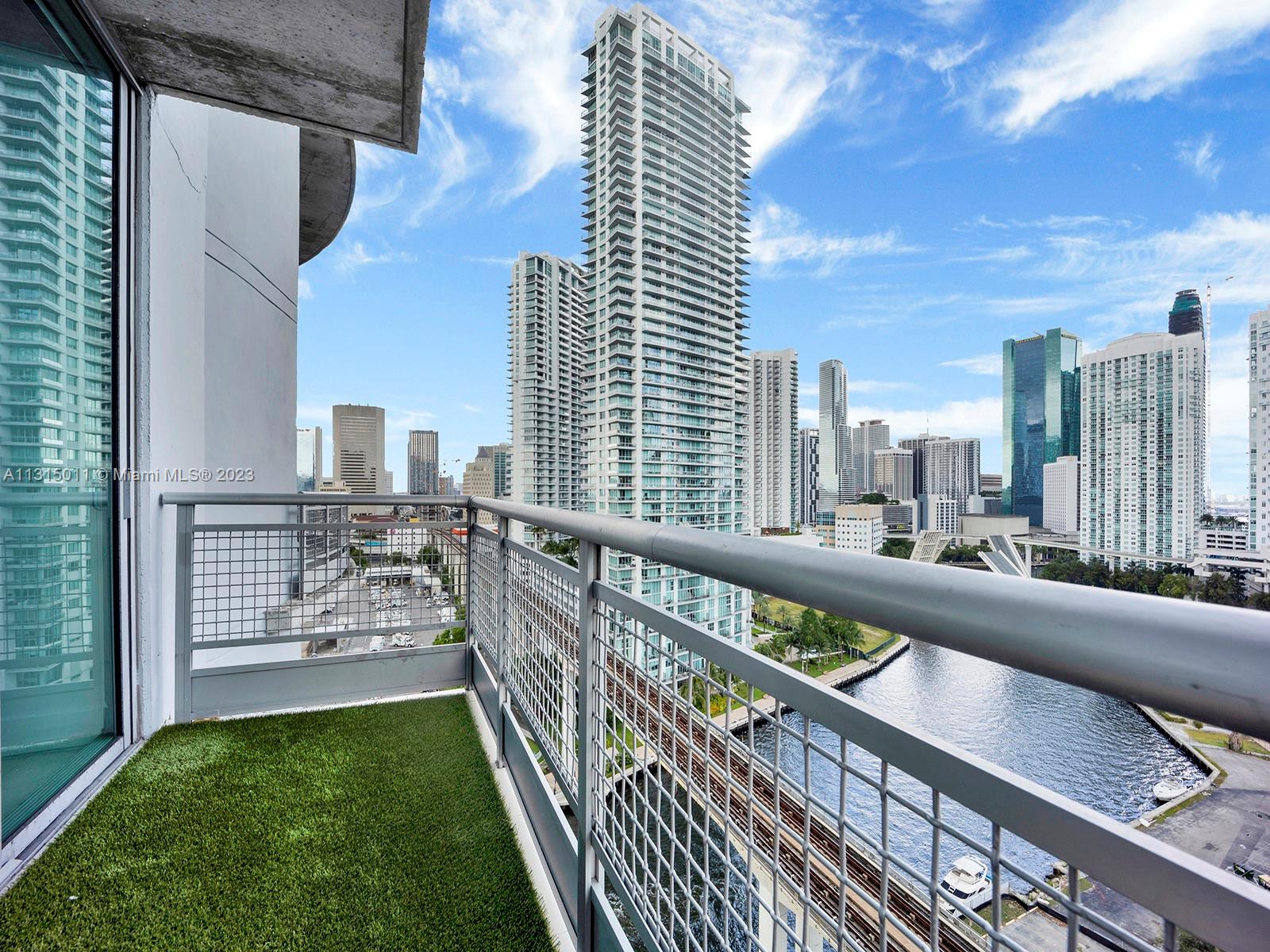 Gorgeous 2 story loft with 2 balconies in the heart of Brickell City. Facing Miami River and Brickell City Centre. Walking Distance to many Brickell has to offer: Mary Brickell Village, Riverside Miami, Brickell City Centre, and many more. The building features numerous amenities include: fitness center, pool, sauna and steam room, racquetball court, 24hrs concierge service.