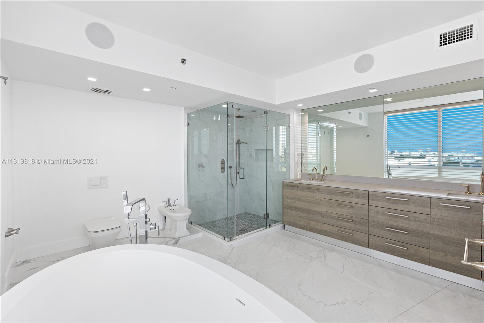 450 Alton Rd, Miami Beach, FL, 33139 United States, 4 Bedrooms Bedrooms, ,4 BathroomsBathrooms,Residential,For Sale,Alton Rd,A11313818