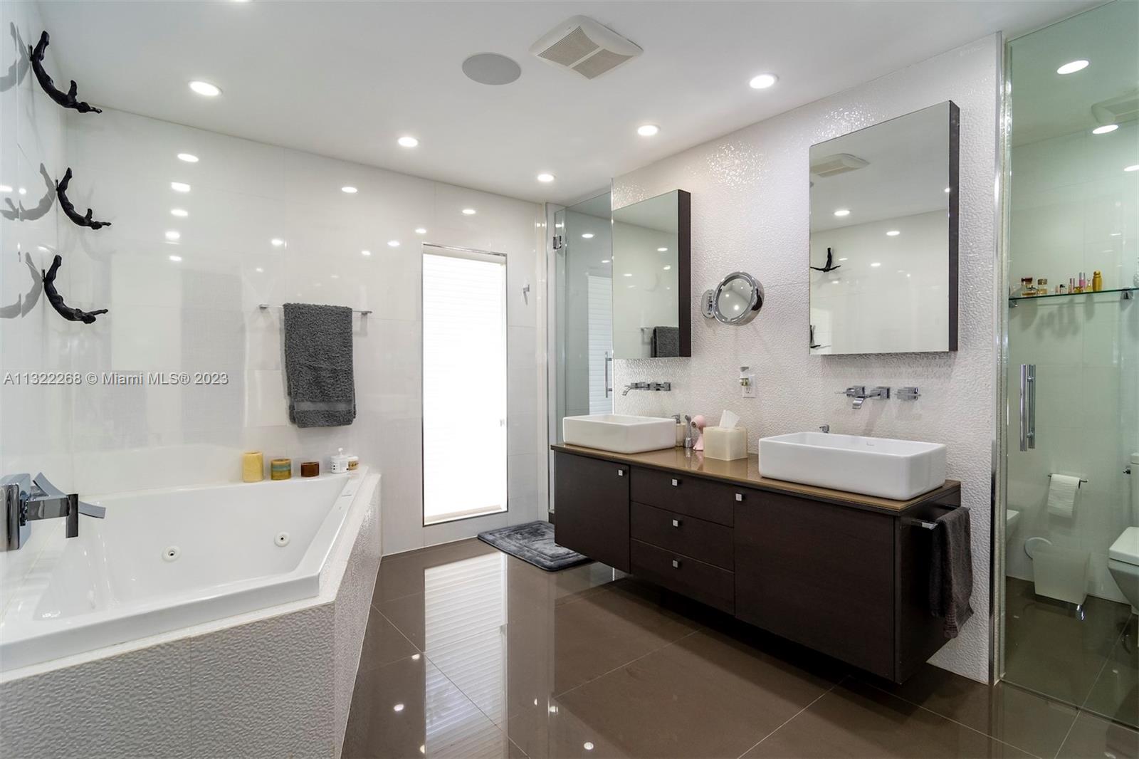 5354 NW 94th Doral Pl, Doral, Florida 33178, 3 Bedrooms Bedrooms, ,4 BathroomsBathrooms,Residential,For Sale,5354 NW 94th Doral Pl,A11322268