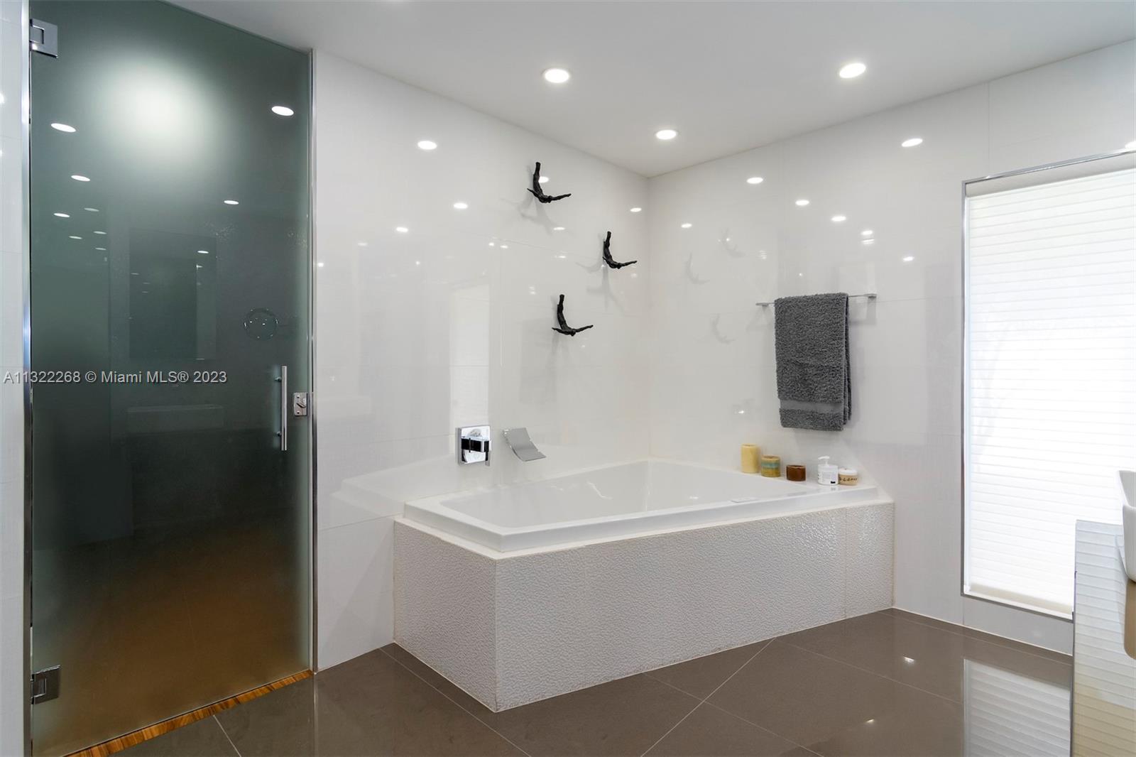 5354 NW 94th Doral Pl, Doral, Florida 33178, 3 Bedrooms Bedrooms, ,4 BathroomsBathrooms,Residential,For Sale,5354 NW 94th Doral Pl,A11322268