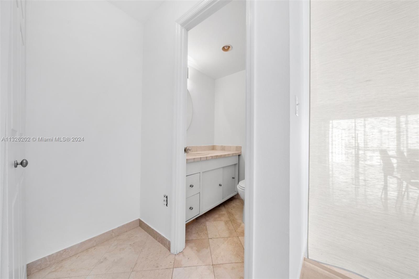 300 Bayview Dr, Sunny Isles Beach, FL, 33160 United States, 1 Bedroom Bedrooms, ,1 BathroomBathrooms,Residential,For Sale,Bayview Dr,A11326202